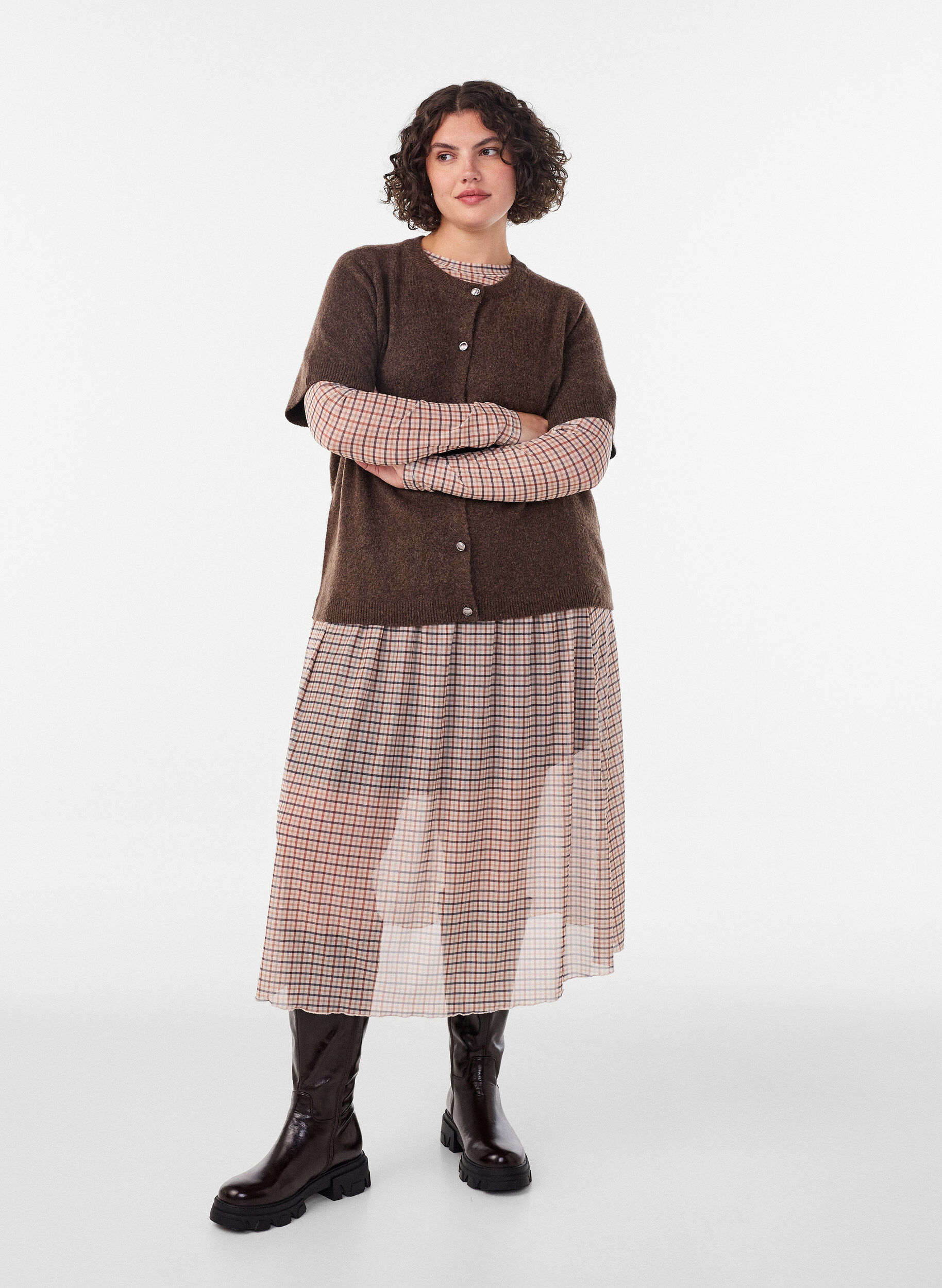 Rutig midikjol i mesh, Beige, Model