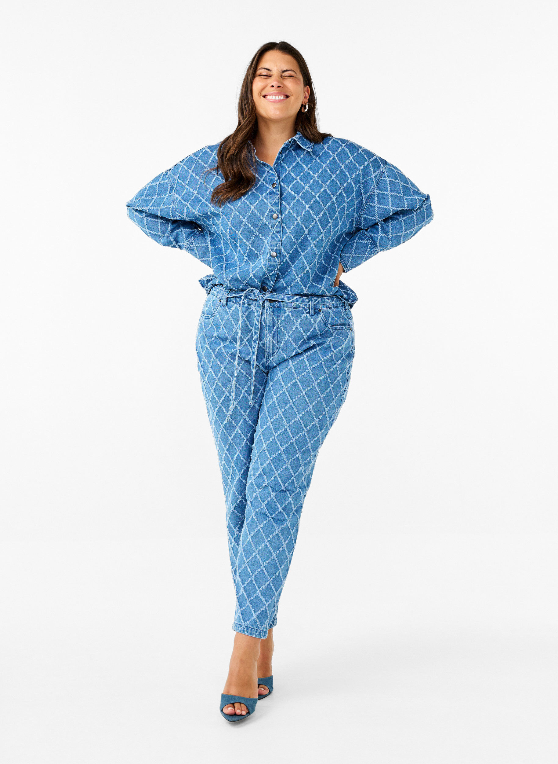 Zizzi Denimskjorta med m&ouml;nster i sliten stil, Blue Denim, Model image number 2