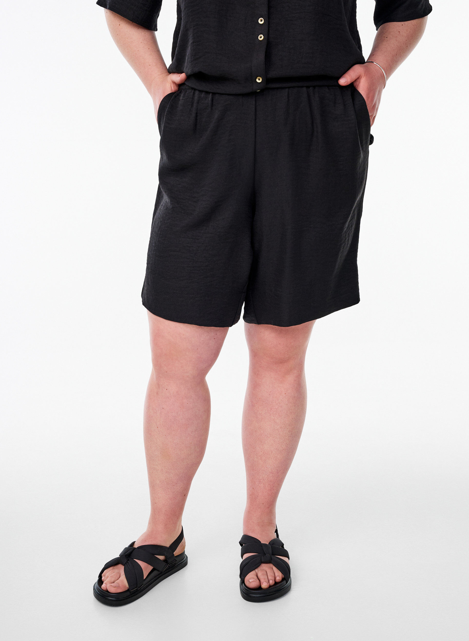 Zizzi Shorts med fickor och h&ouml;g midja, Svart, Model image number 3
