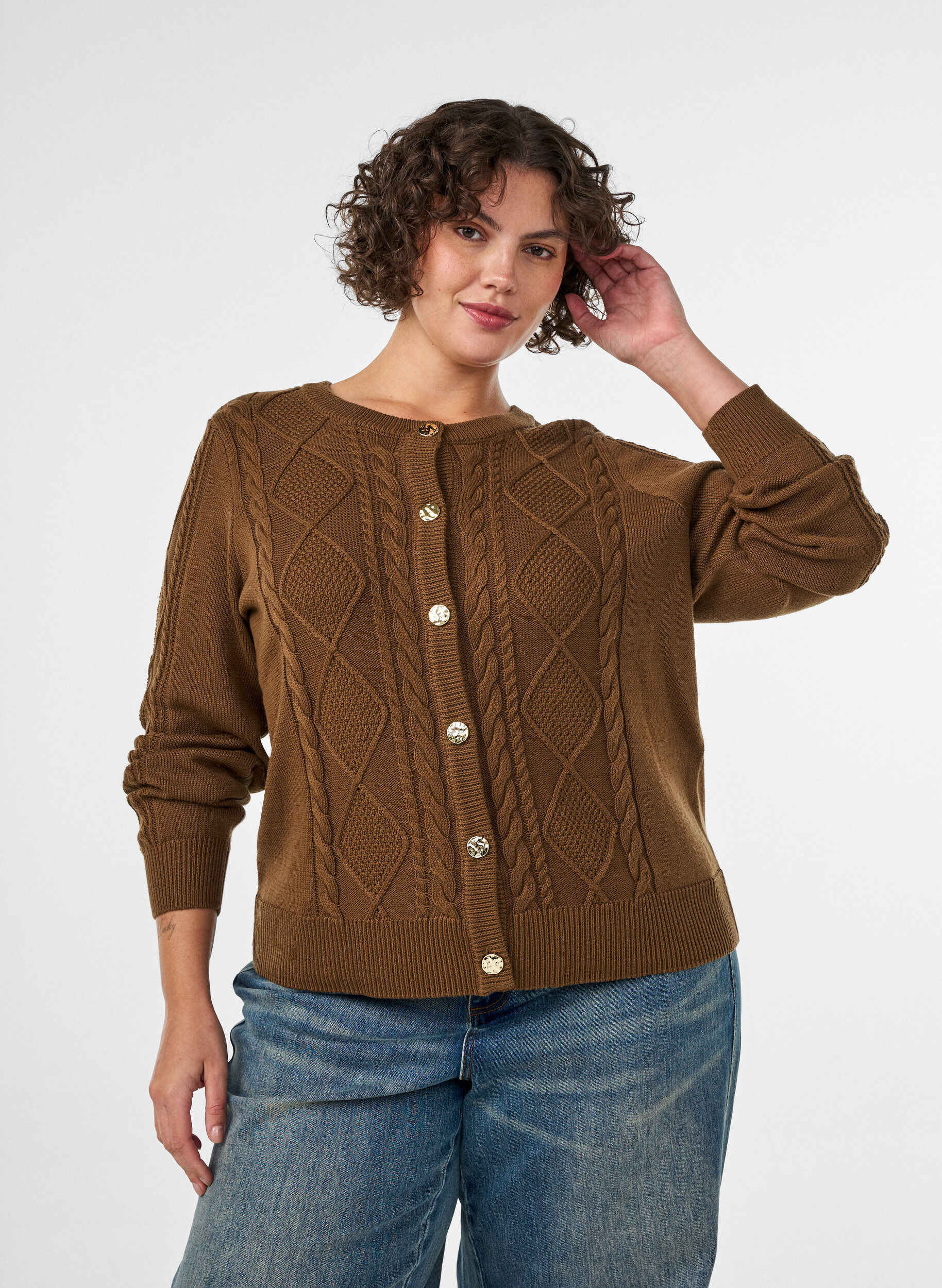 Kabelstickad cardigan med dekorativa knappar, Brun, Model