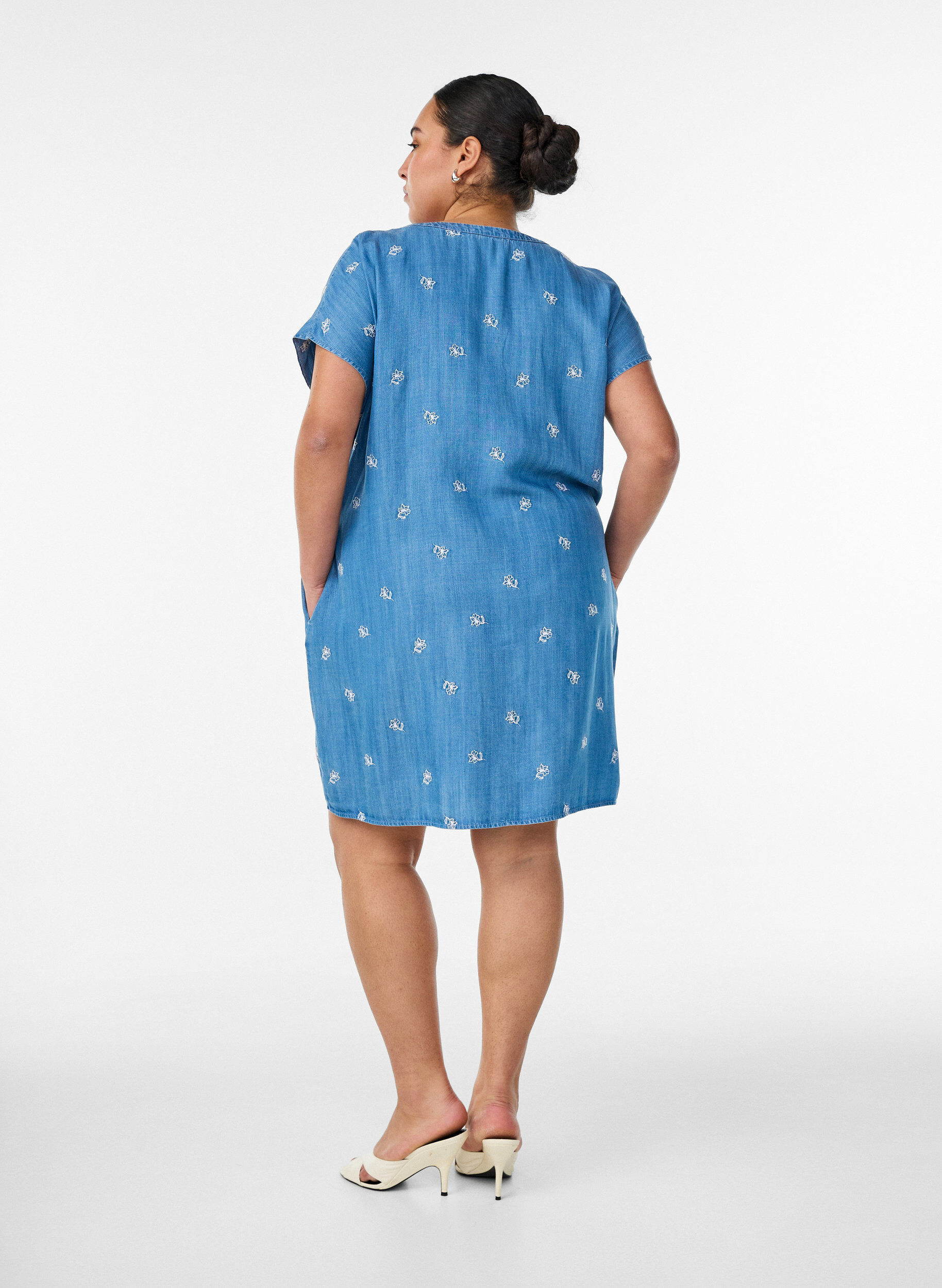 ZizziKl&auml;nning i lyocell med denimlook och broderade blommor, Bl&aring;, Model image number 2
