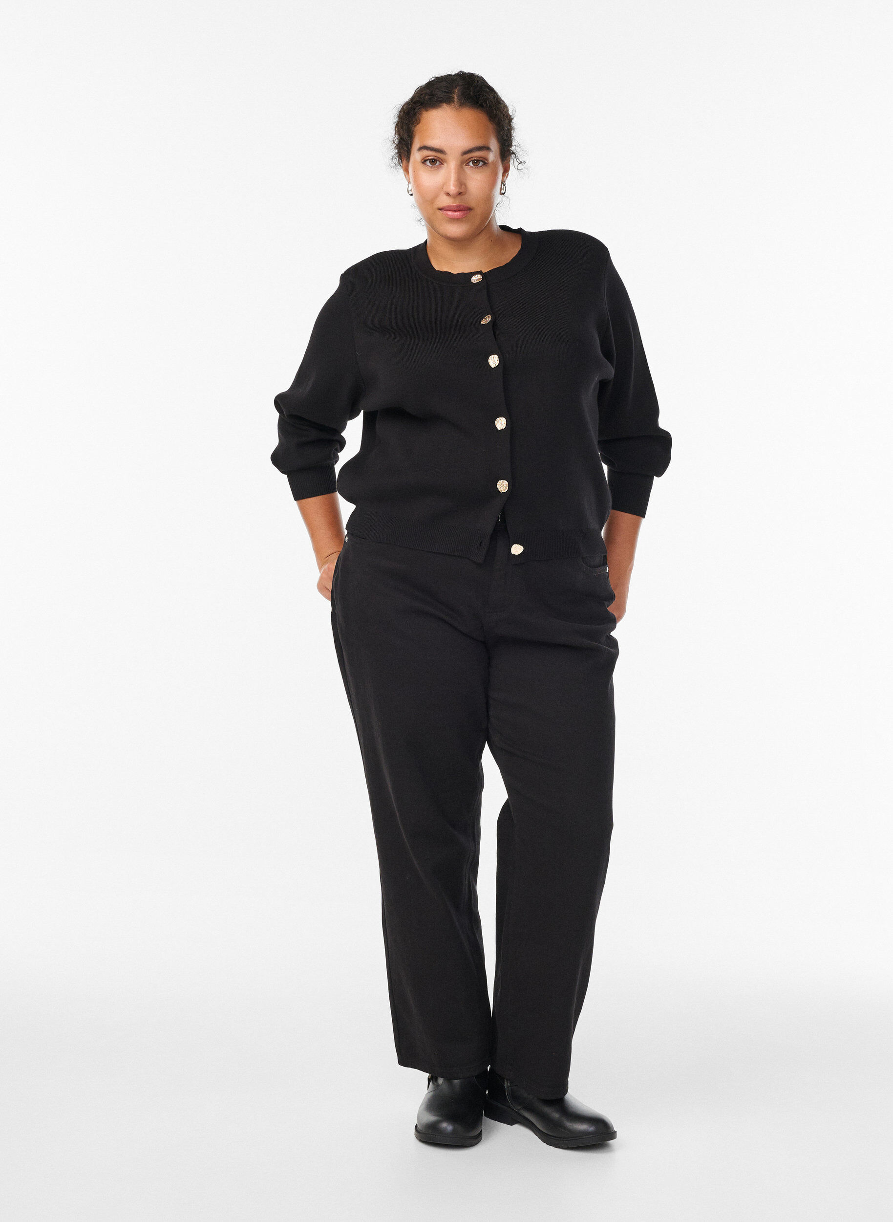 Zizzi Cardigan med dekorativa guldknappar, Svart, Model image number 1