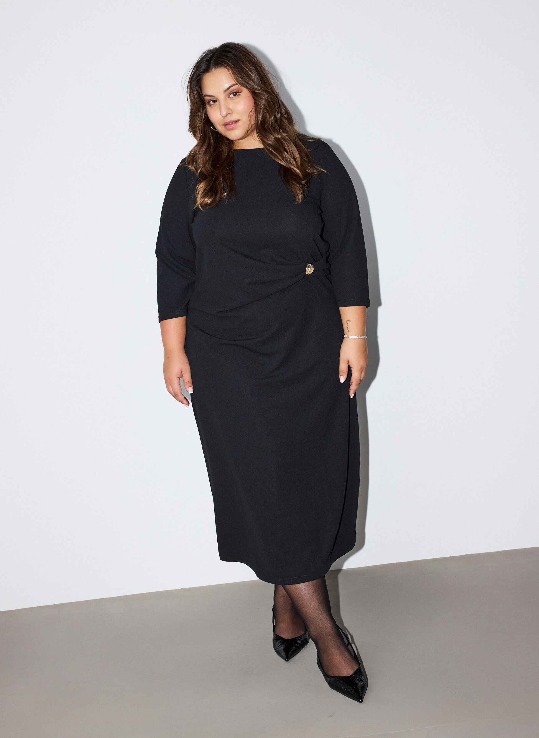 ZizziKl&auml;nning i jersey med drapering och dekorativt sp&auml;nne, Svart, Model image number 0