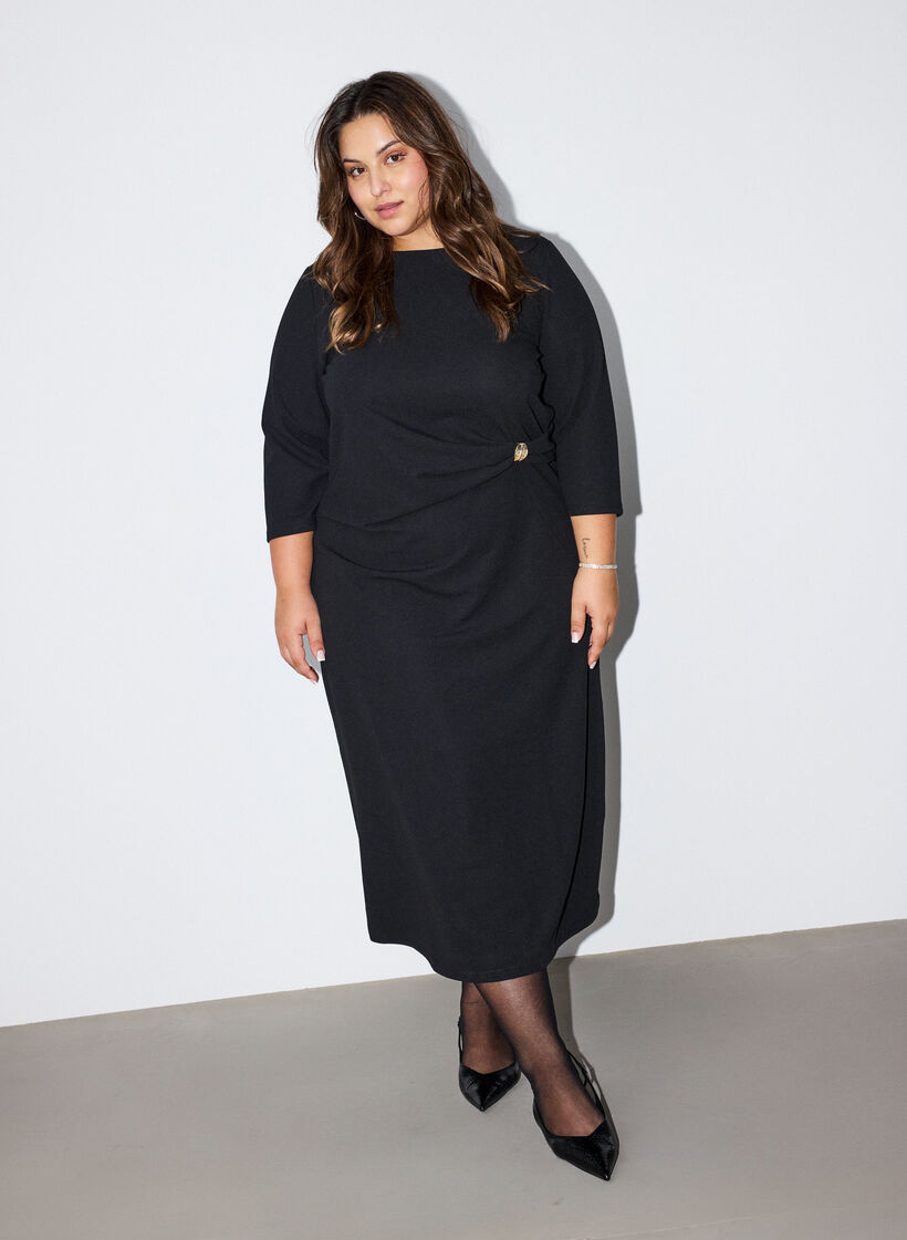 Kl&auml;nning i jersey med drapering och dekorativt sp&auml;nne, Svart, Model image number 0