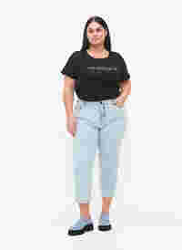 Ankellånga Millie mom jeans med tryck, Light blue denim, Model