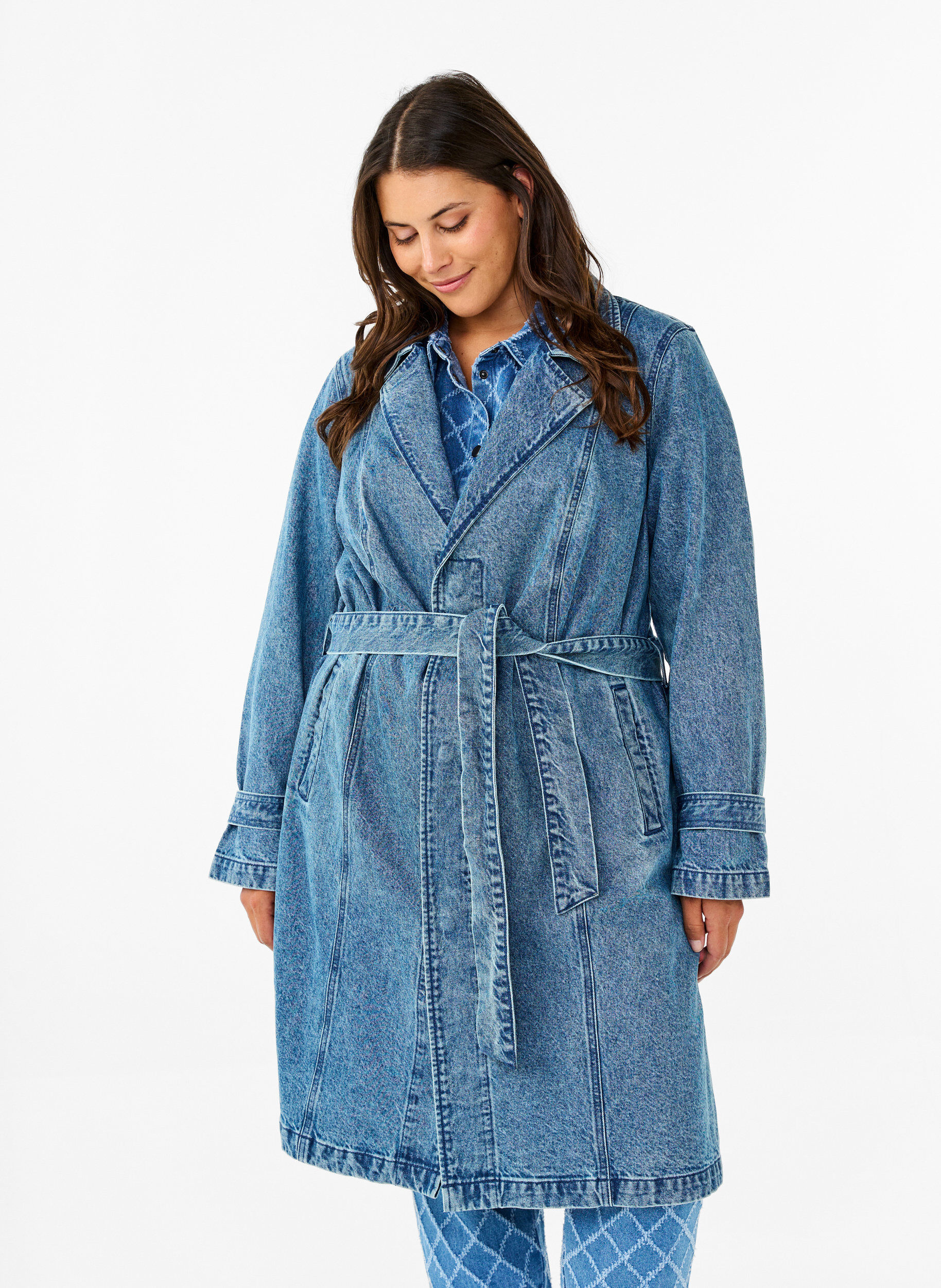 Zizzi Trenchcoat i denim med b&auml;lte, Blue Denim, Model image number 2