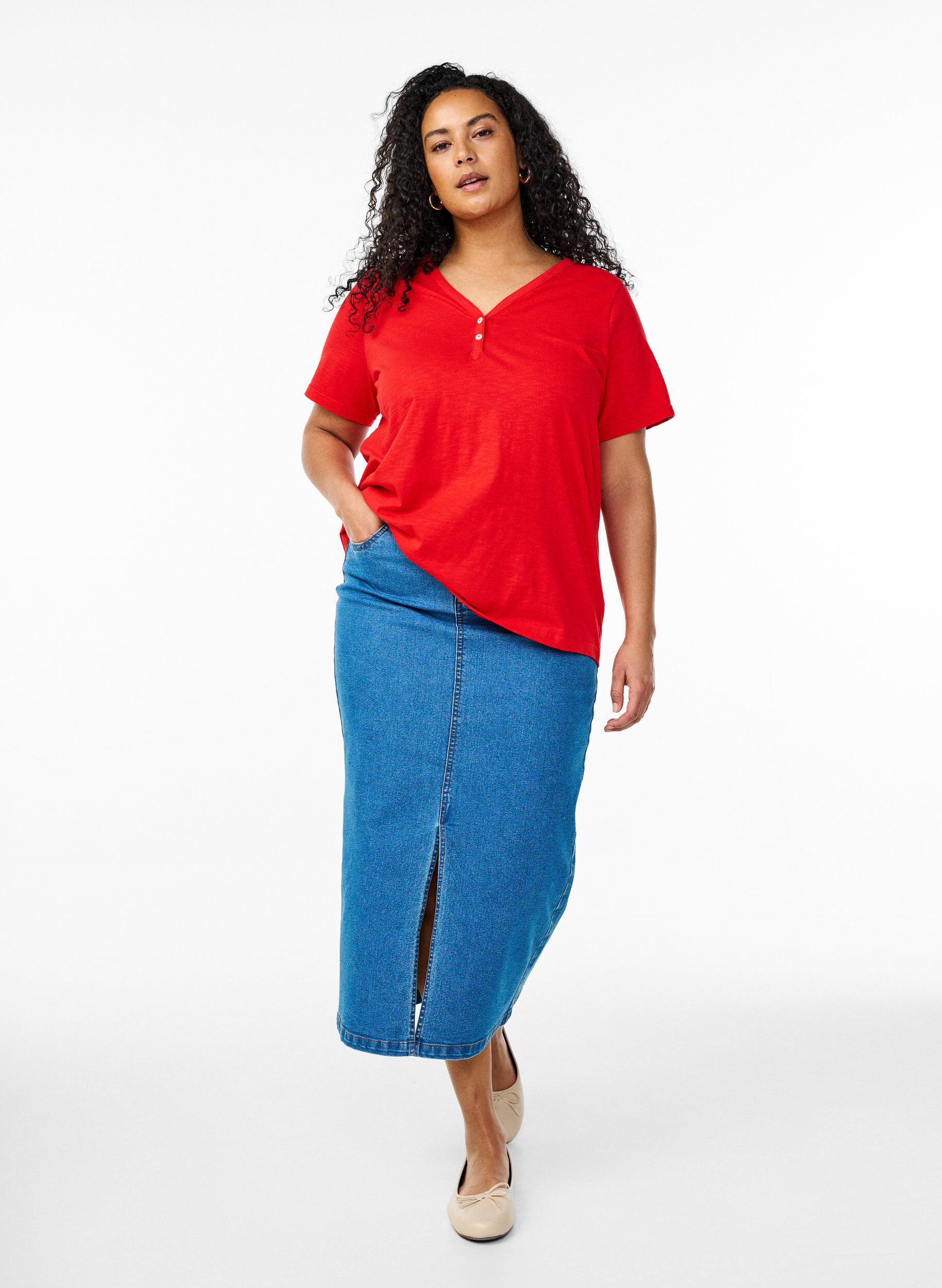 Zizzi T-shirt med knappdetalj, R&ouml;d, Model image number 1