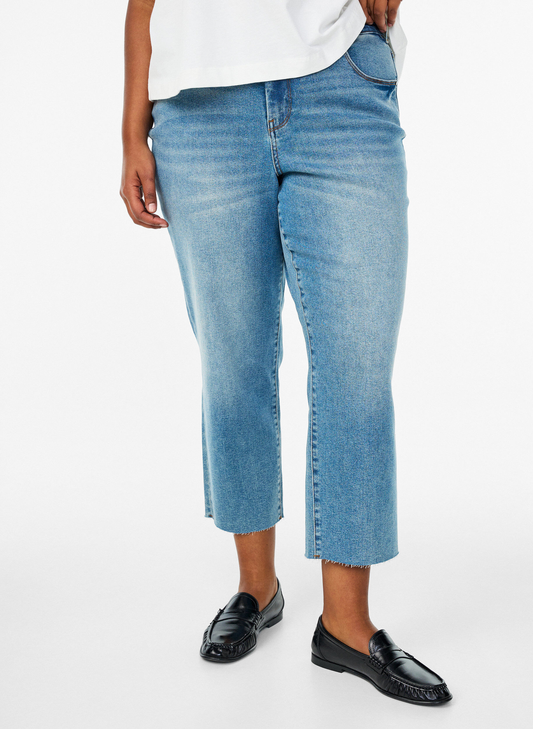 Zizzi Croppade jeans med r&aring;a kanter och h&ouml;g midja, Bl&aring;, Model image number 2