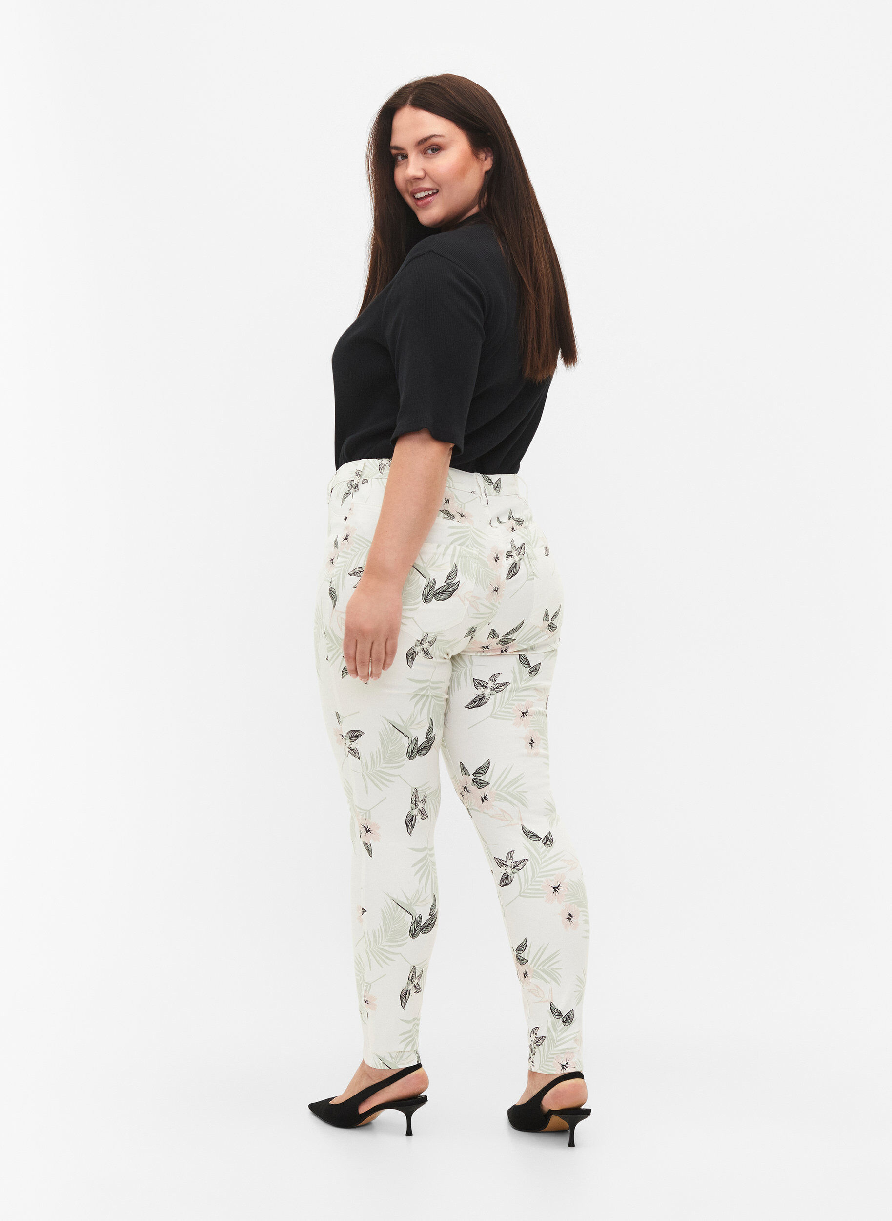 Zizzi H&ouml;gmidjade Amy jeans med blomm&ouml;nster, White Flower AOP L78, Model image number 1