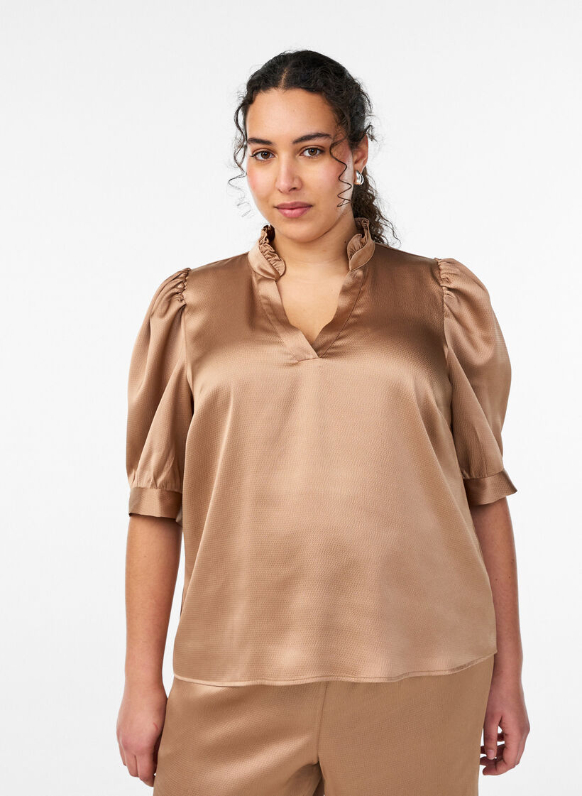 Blus i satinlook med halvl&aring;nga &auml;rmar och volangkrage, Brun, Model image number 0