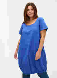 Kortärmad klänning i bomull, Dazzling Blue, Model