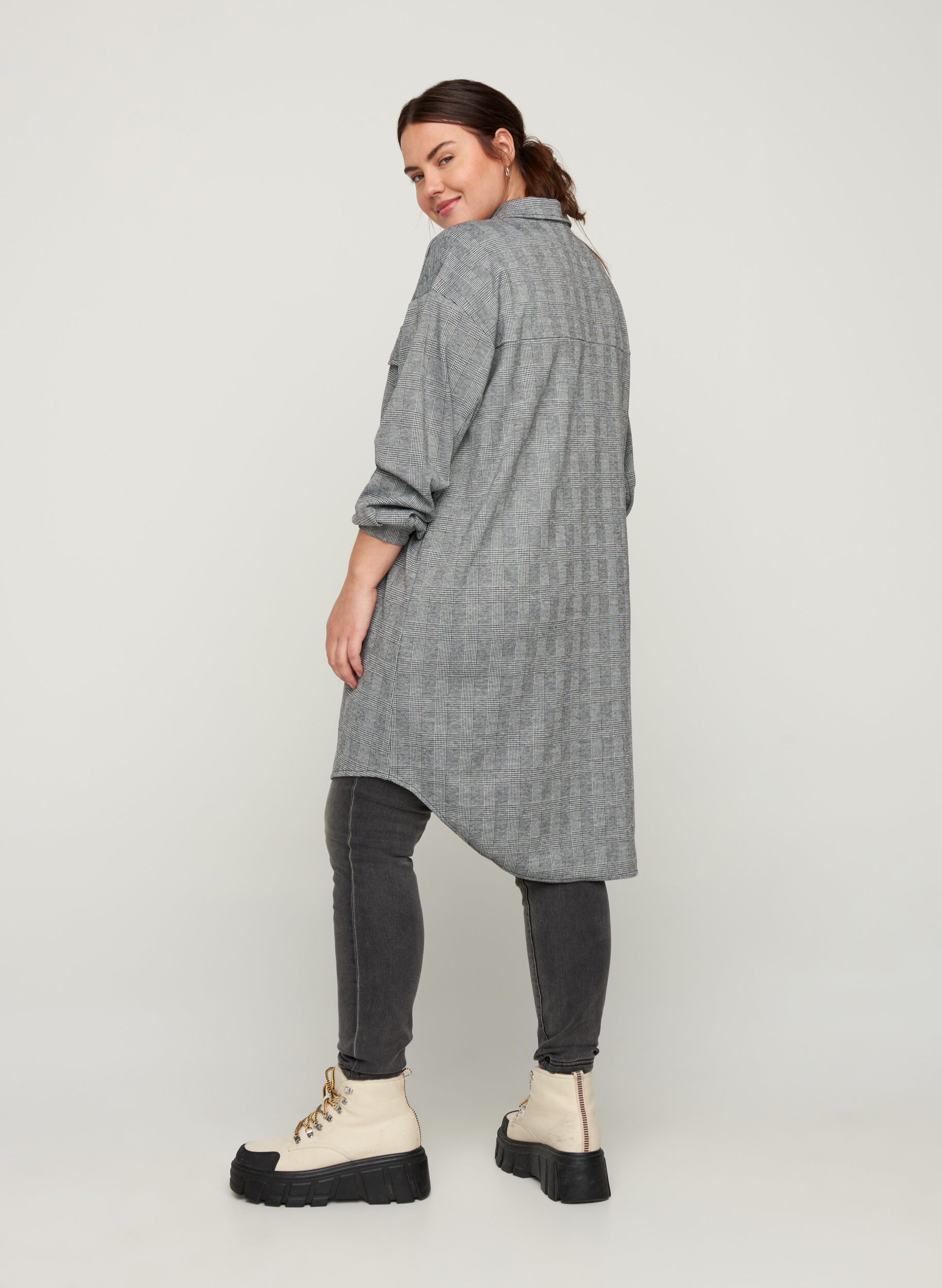 Zizzi L&aring;ng rutig skjorta med br&ouml;stfickor, Black Check , Model image number 1