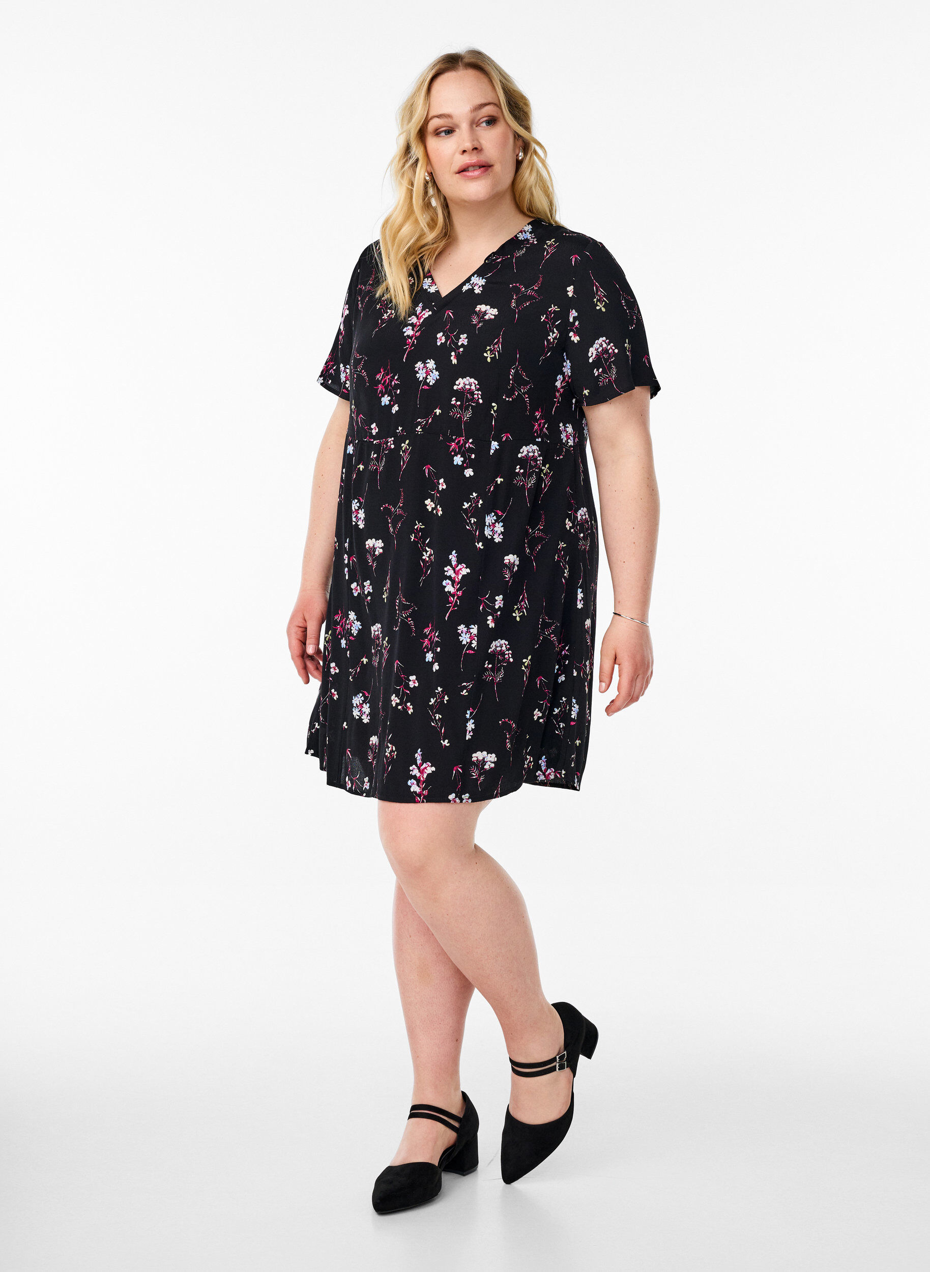 ZizziKort kl&auml;nning med blomm&ouml;nster, Svart, Model image number 1