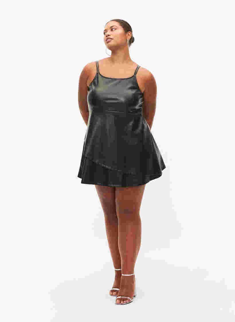 A-linjeformad klänning i läderimitation, Black, Model image number 3