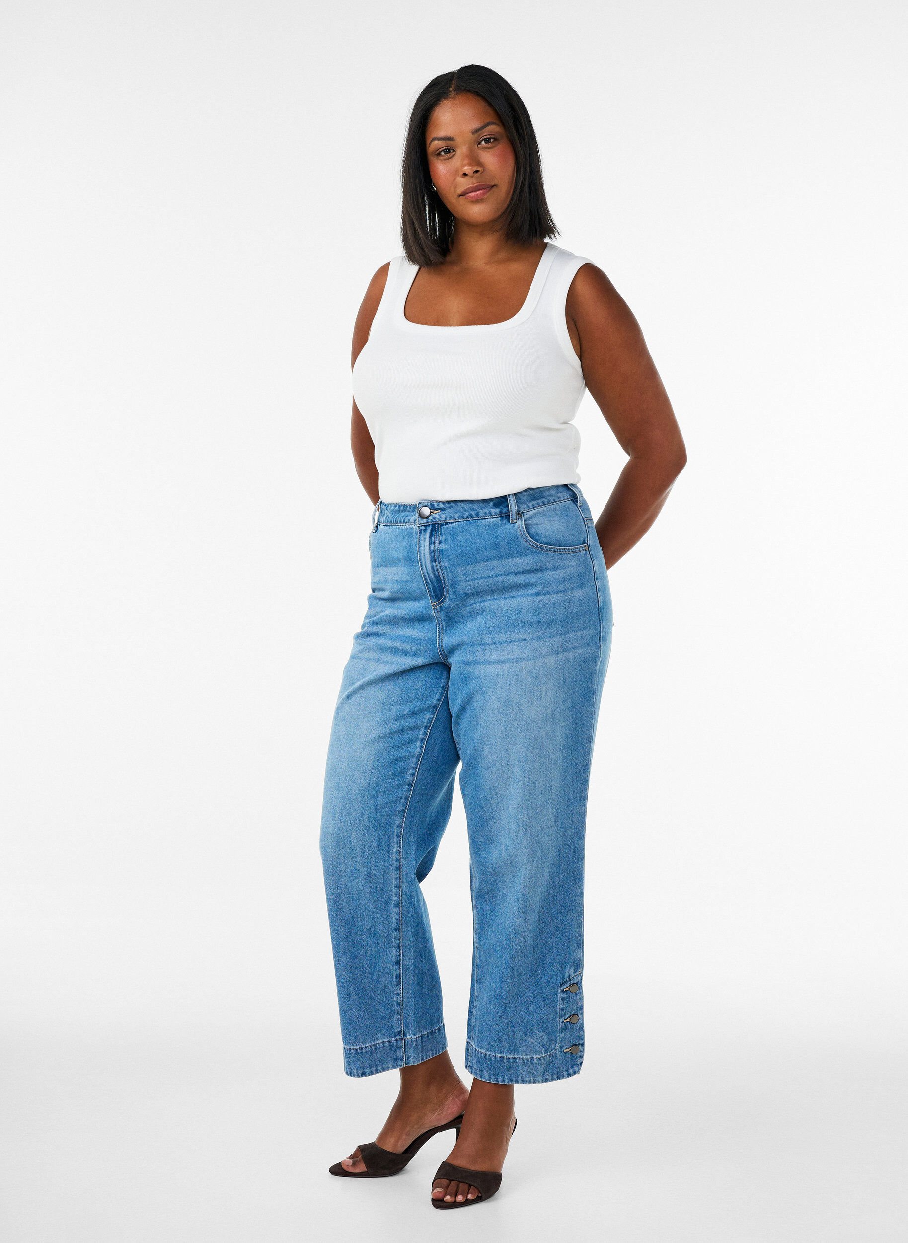 Croppade Kiana-jeans med rak passform och knappdetaljer, Bl&aring;, Model