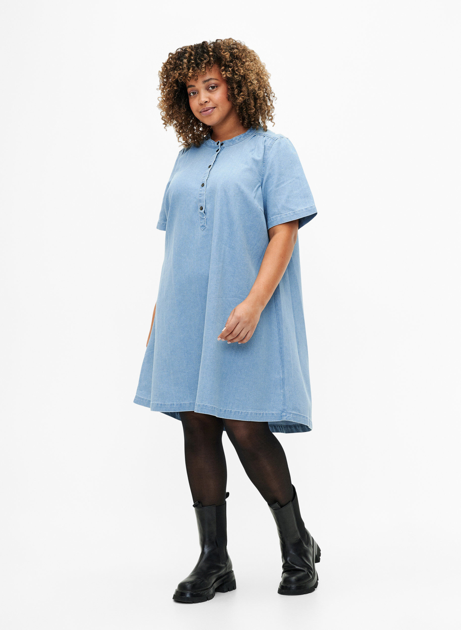 ZizziA-formad denimkl&auml;nning med korta &auml;rmar, Light blue denim, Model image number 2