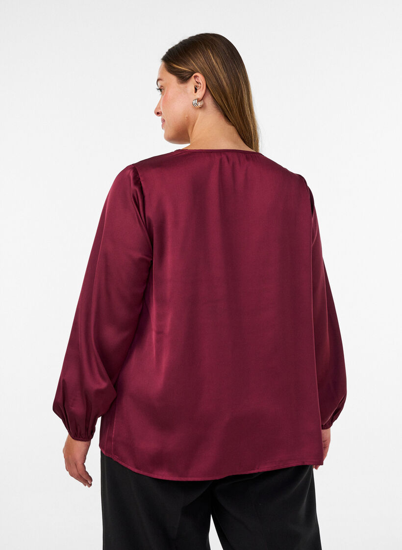 Satinblus med spetsapplikation och p&auml;rlor, R&ouml;d, Model image number 2