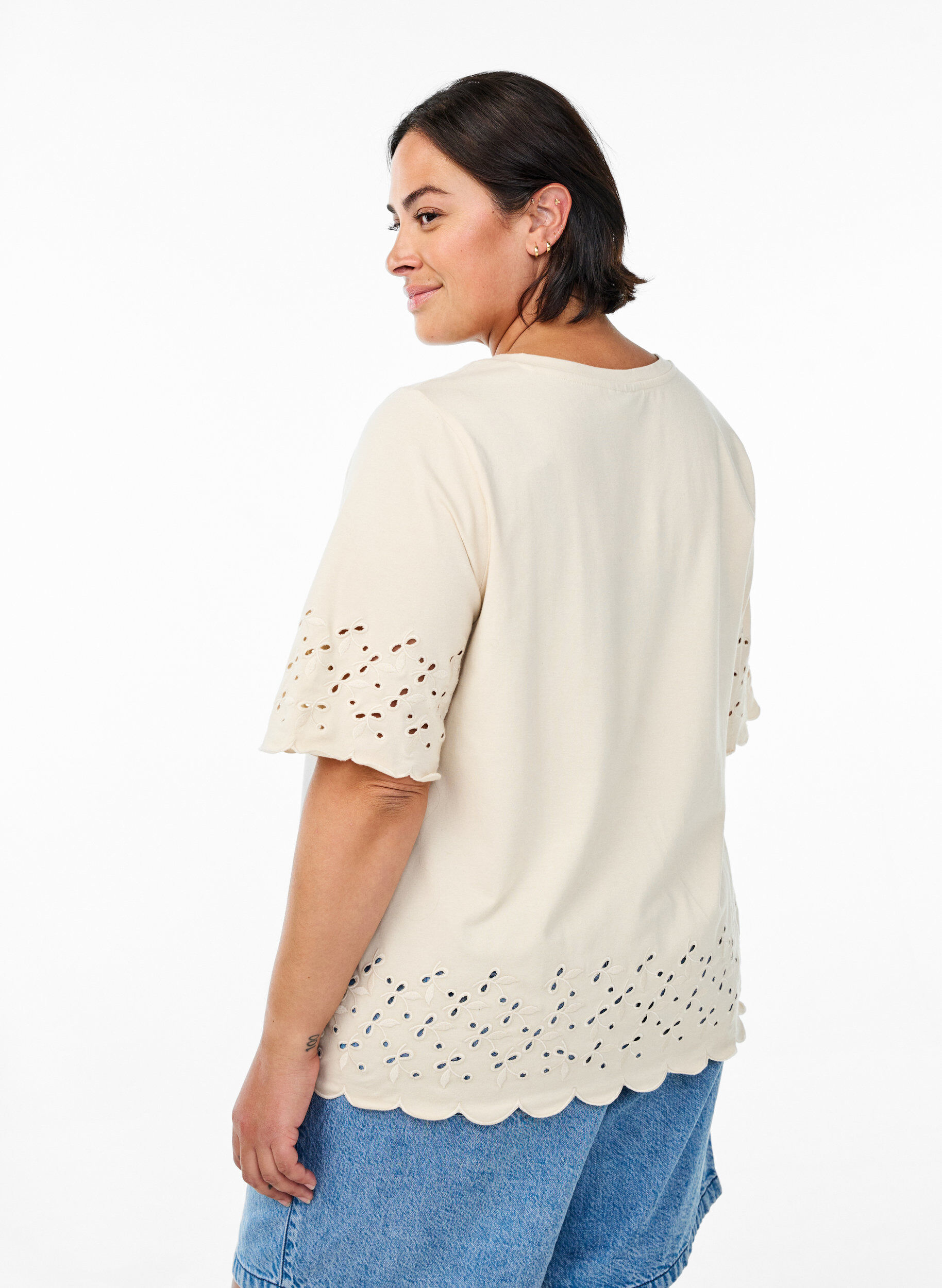Zizzi T-shirt med broderie anglaise och skulpterade kanter, Beige, Model image number 2
