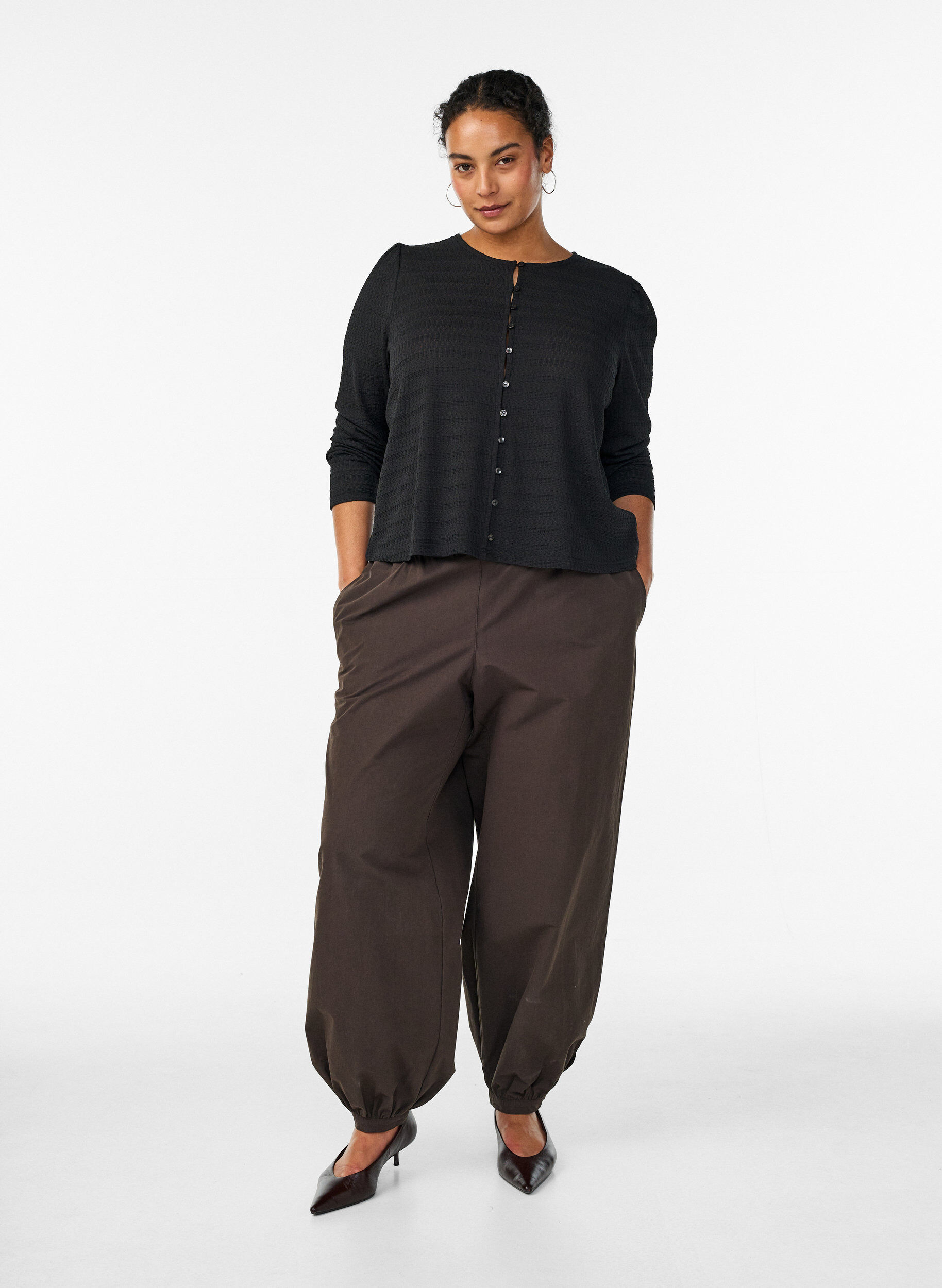 Zizzi Blus med strukturm&ouml;nster och kn&auml;ppning, Svart, Model image number 1