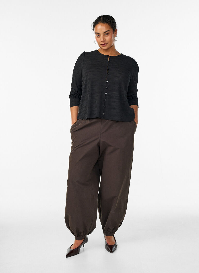 Blus med strukturm&ouml;nster och kn&auml;ppning, Svart, Model image number 1