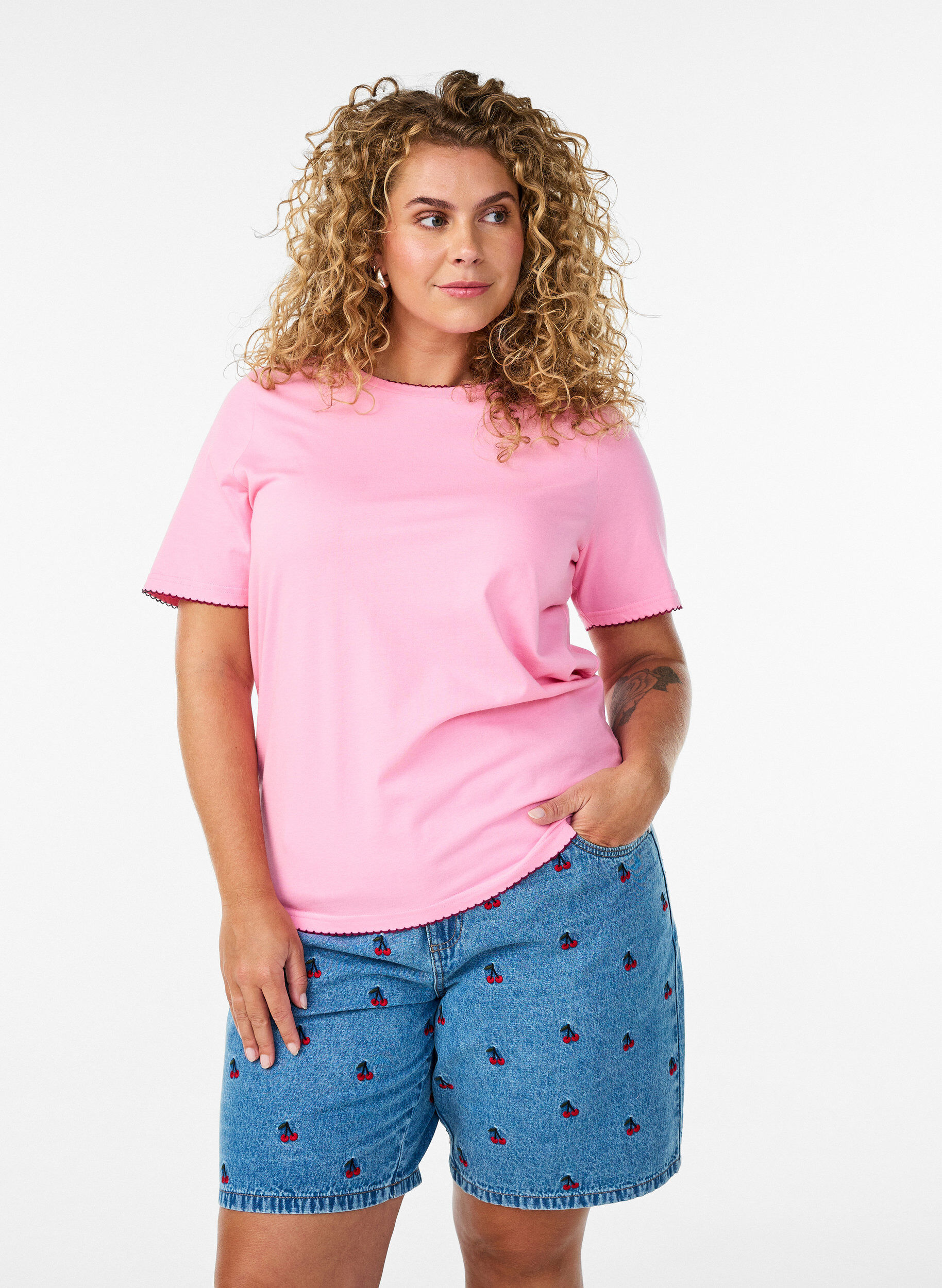 Zizzi Broderade jeansshorts, Bl&aring;, Model image number 0