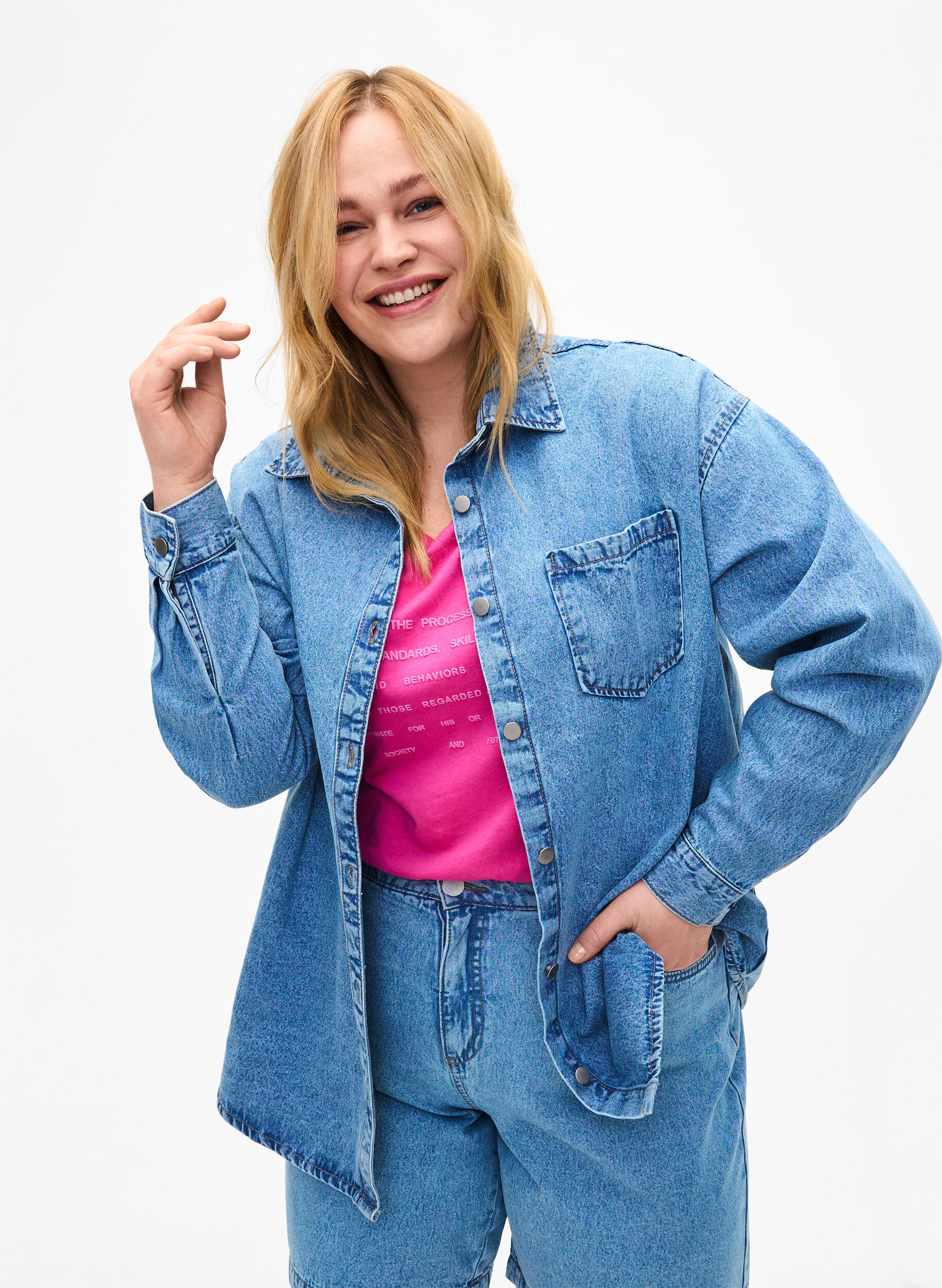 Zizzi L&ouml;s jeansskjorta med br&ouml;stficka, Light blue denim, Model image number 0