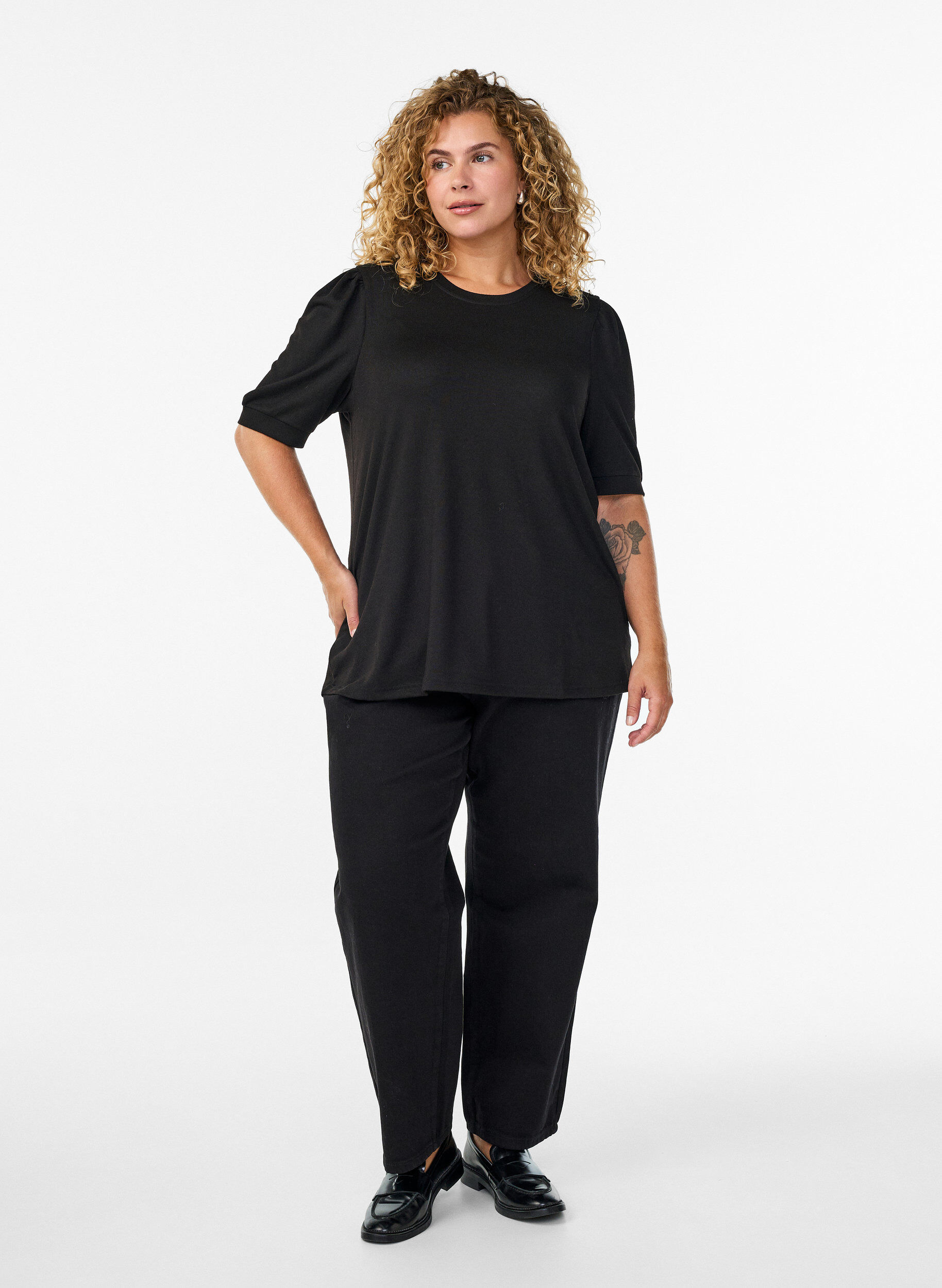 ZizziBlus med knappdetalj och korta puff&auml;rmar, Svart, Model image number 1