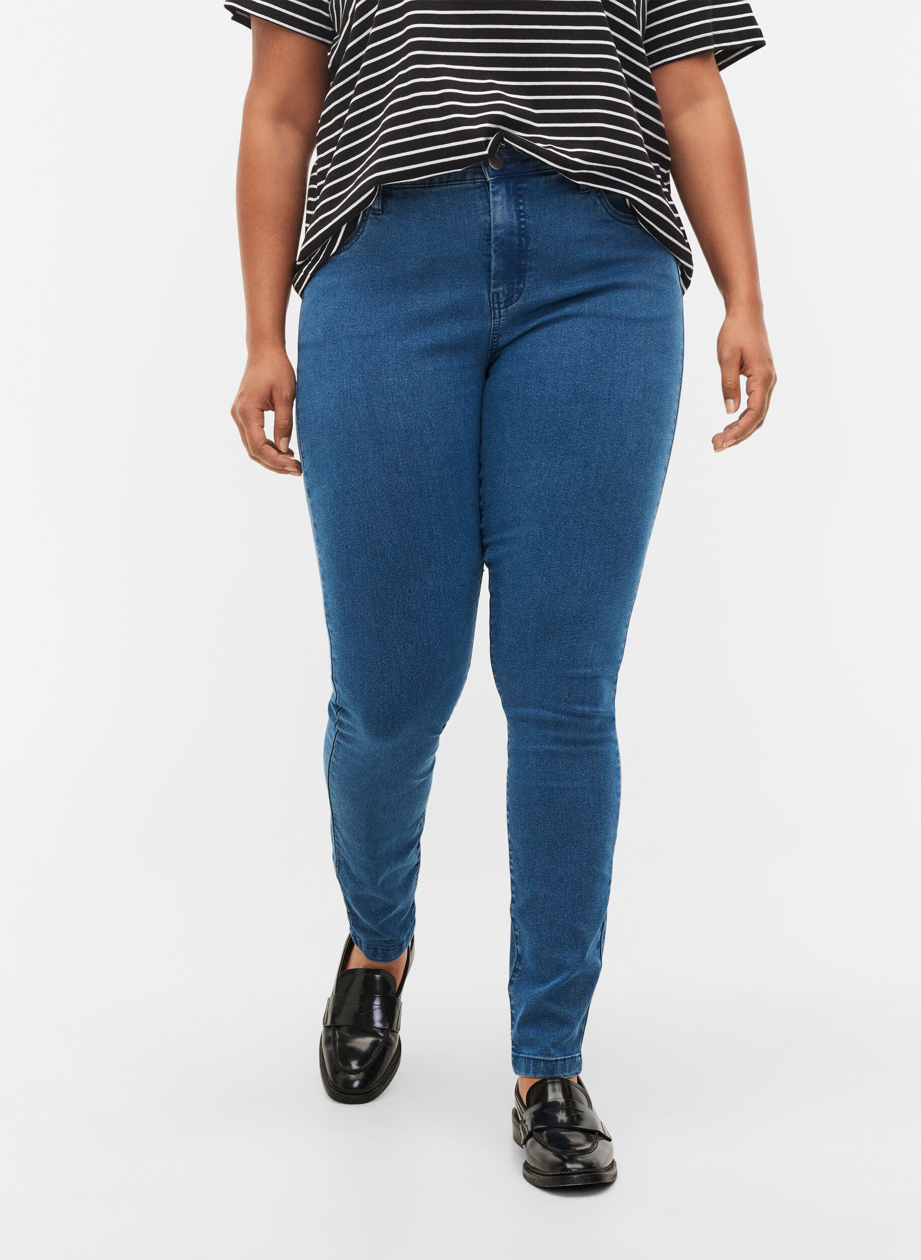 Zizzi Super slim Amy jeans med h&ouml;g midja, Bl&aring;, Model image number 3