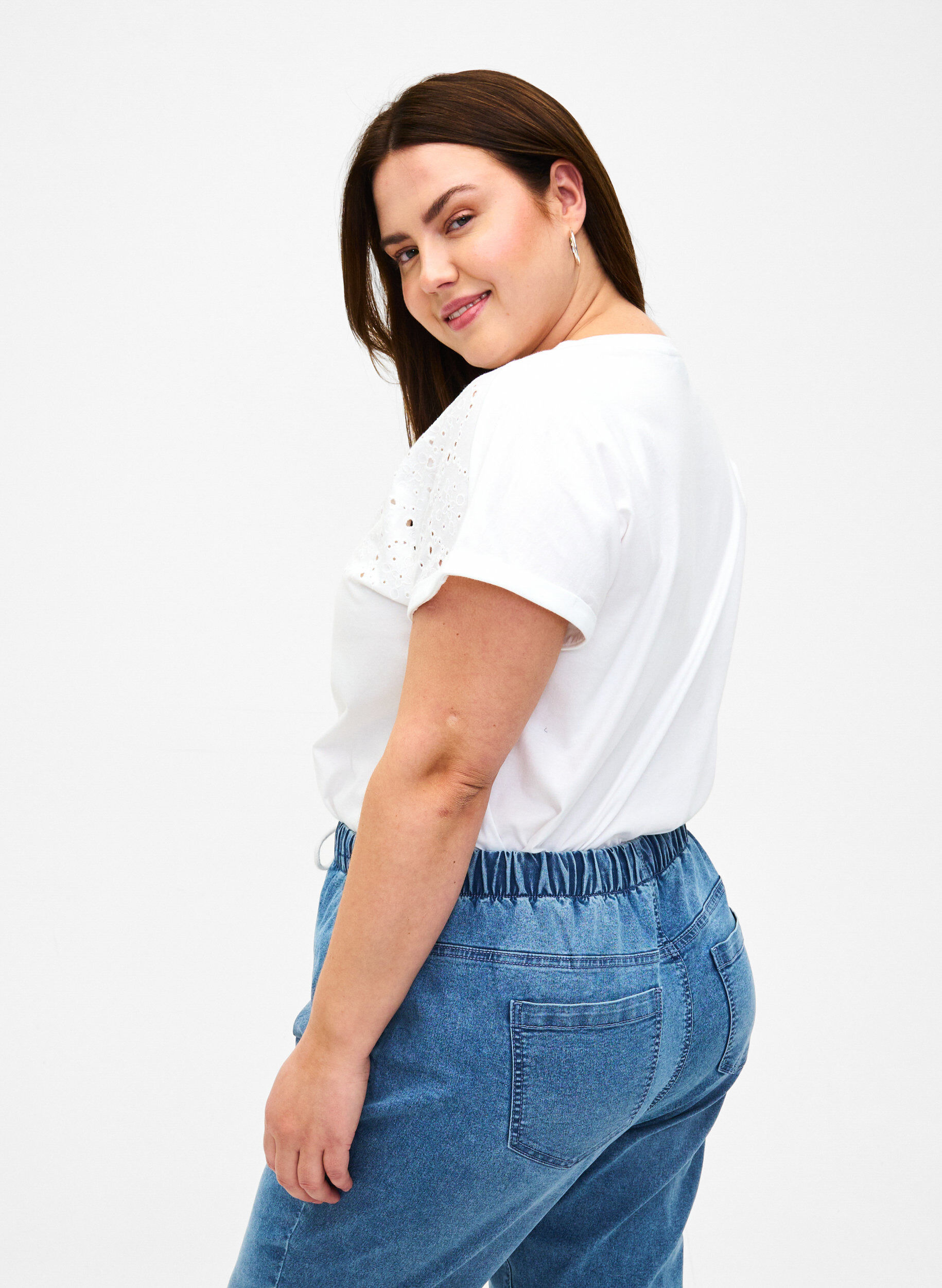 Zizzi T-shirt i ekologisk bomull med engelsk brodyr, Bright White, Model image number 1