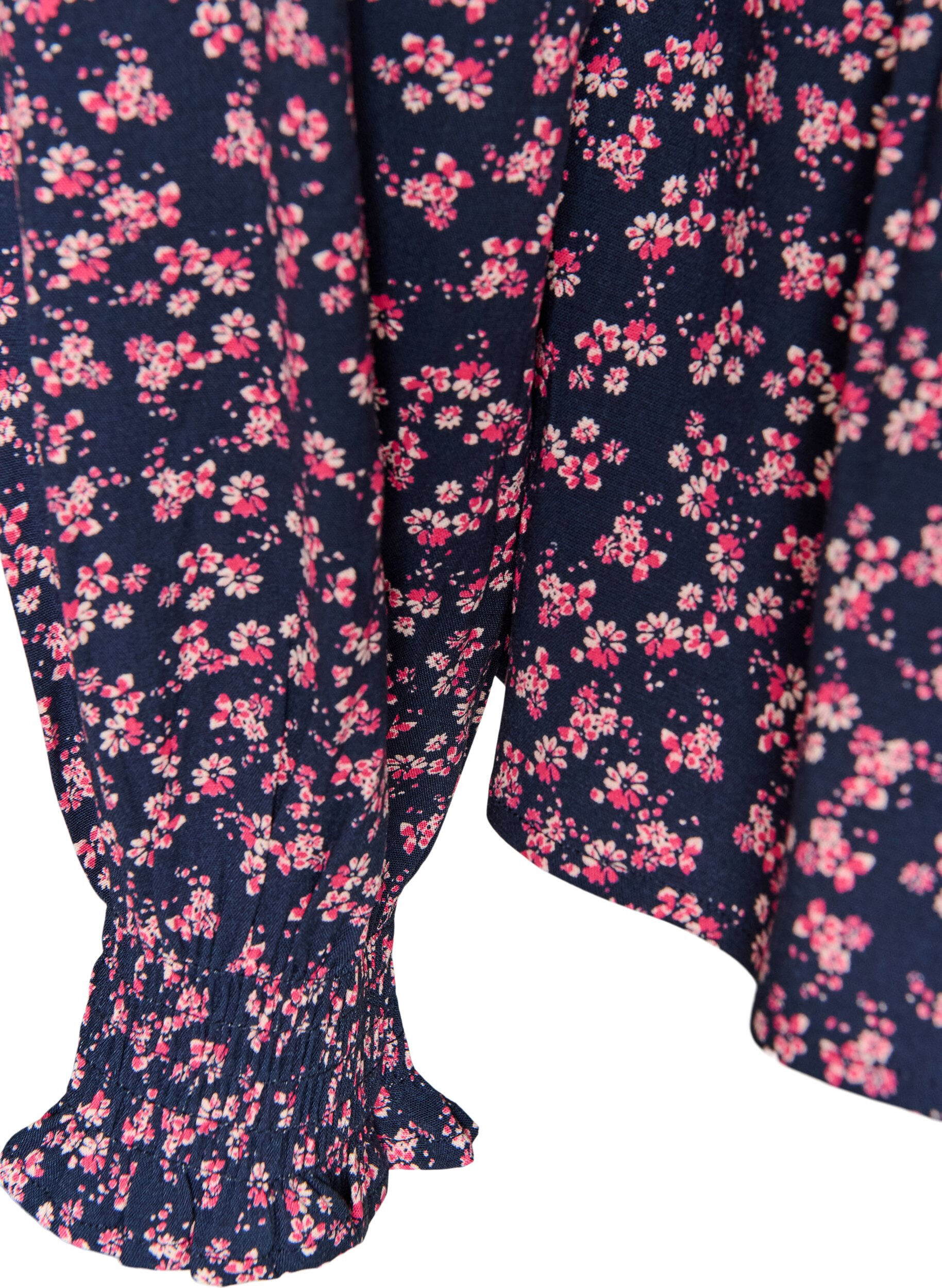 ZizziBlus med smock upptill och blommigt m&ouml;nster, Bl&aring;, Packshot image number 3