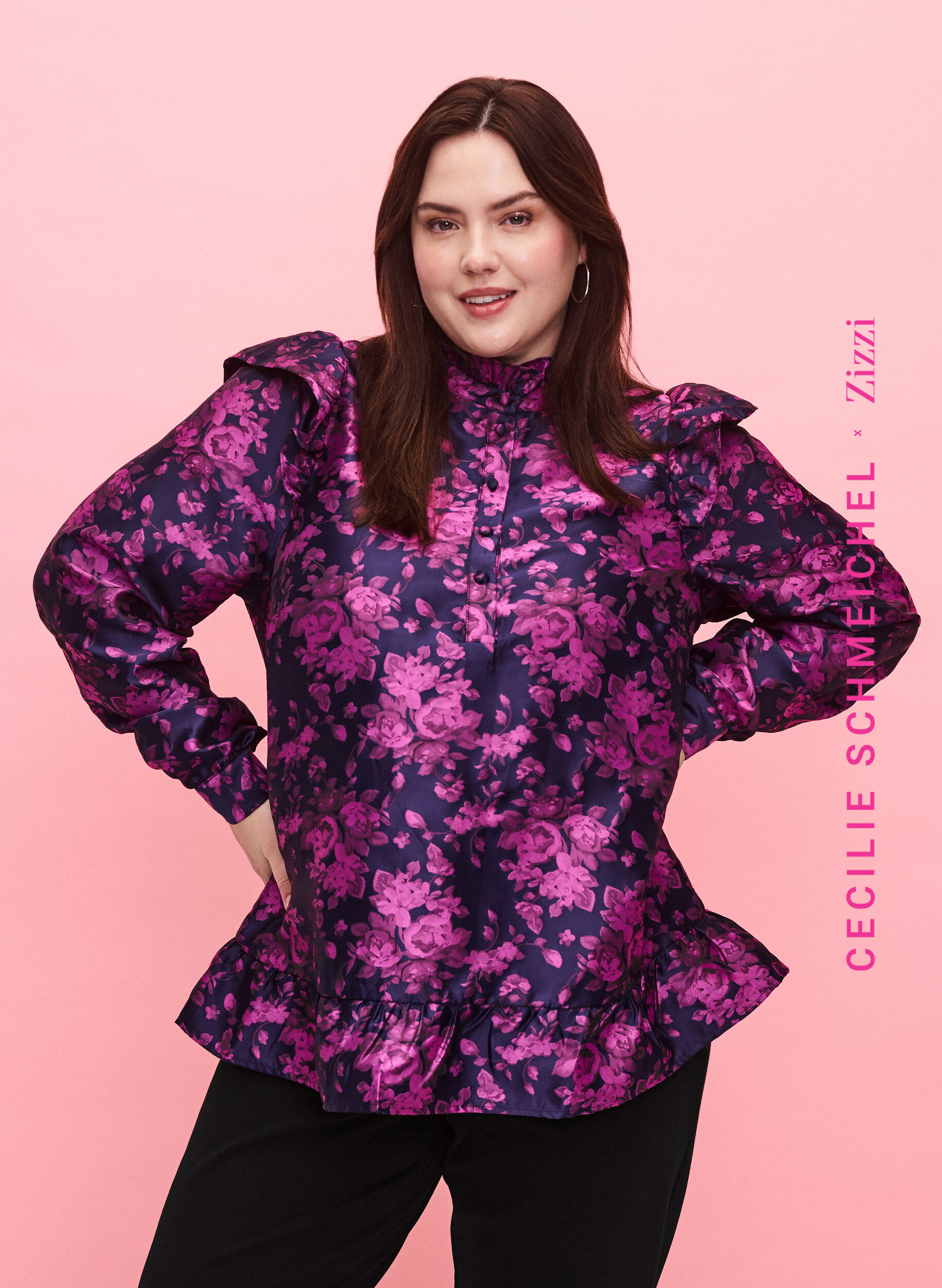 Zizzi Blus i blommig jacquard med volangdetaljer, Dark Blue Pink, Model image number 0