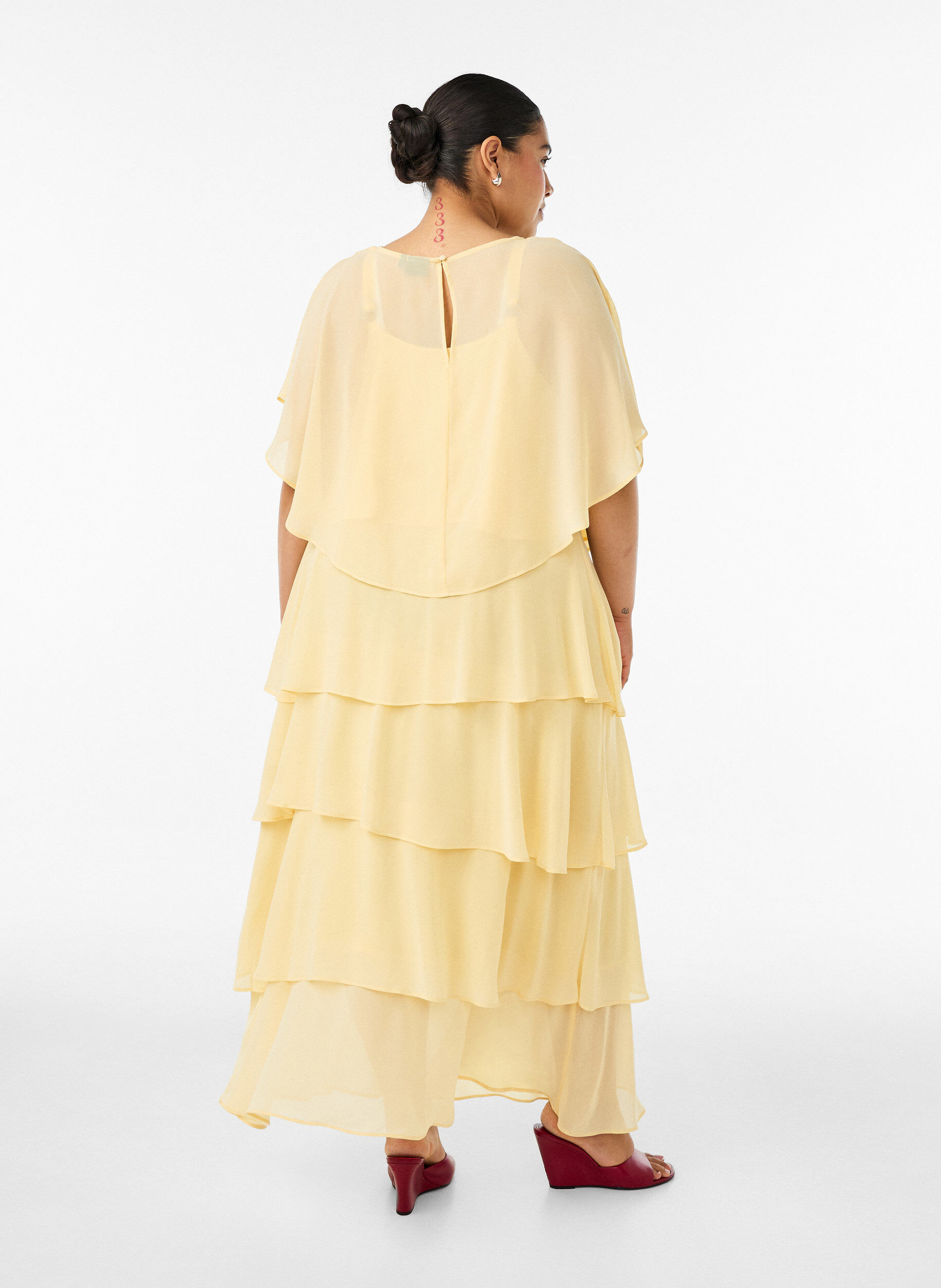 ZizziMaxikl&auml;nning med volanger och avtagbar cape, Gul, Model image number 1