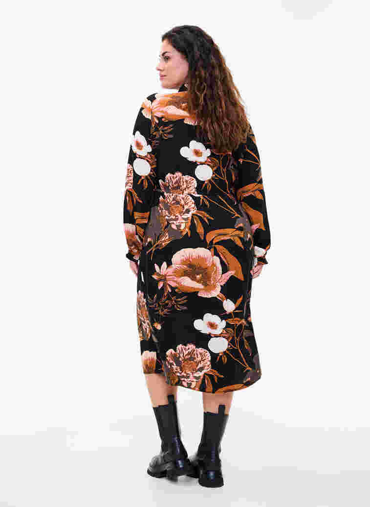 Blommig klänning i viskos med snörning, Black Flower AOP, Model image number 1