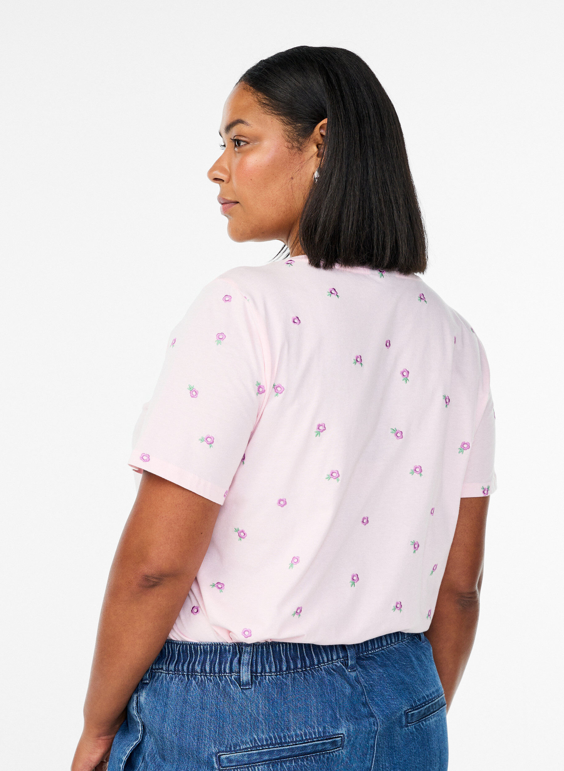 Zizzi T-shirt i ekologisk bomull med broderade motiv, Rosa, Model image number 2