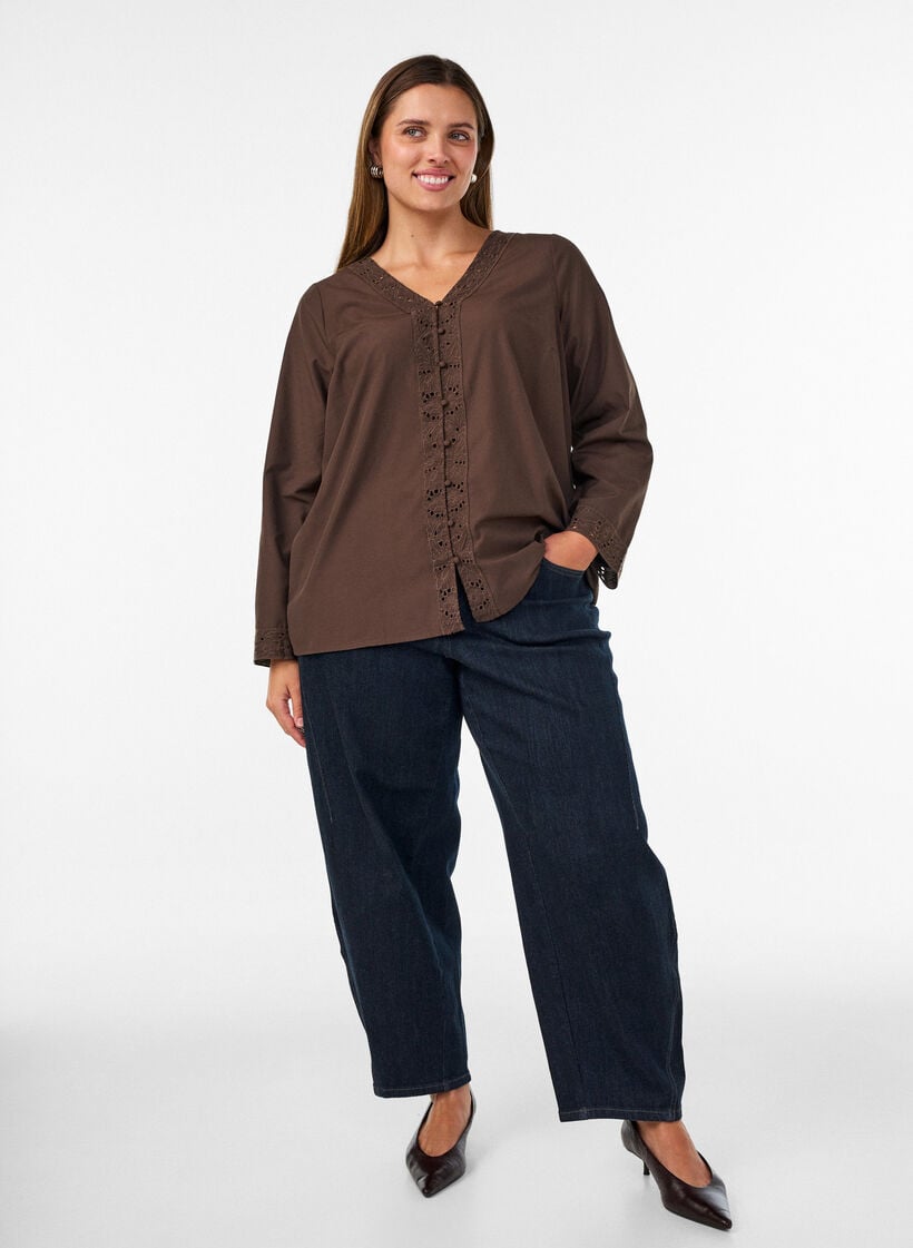 Skjortblus med broderie anglaise, Brun, Model image number 1