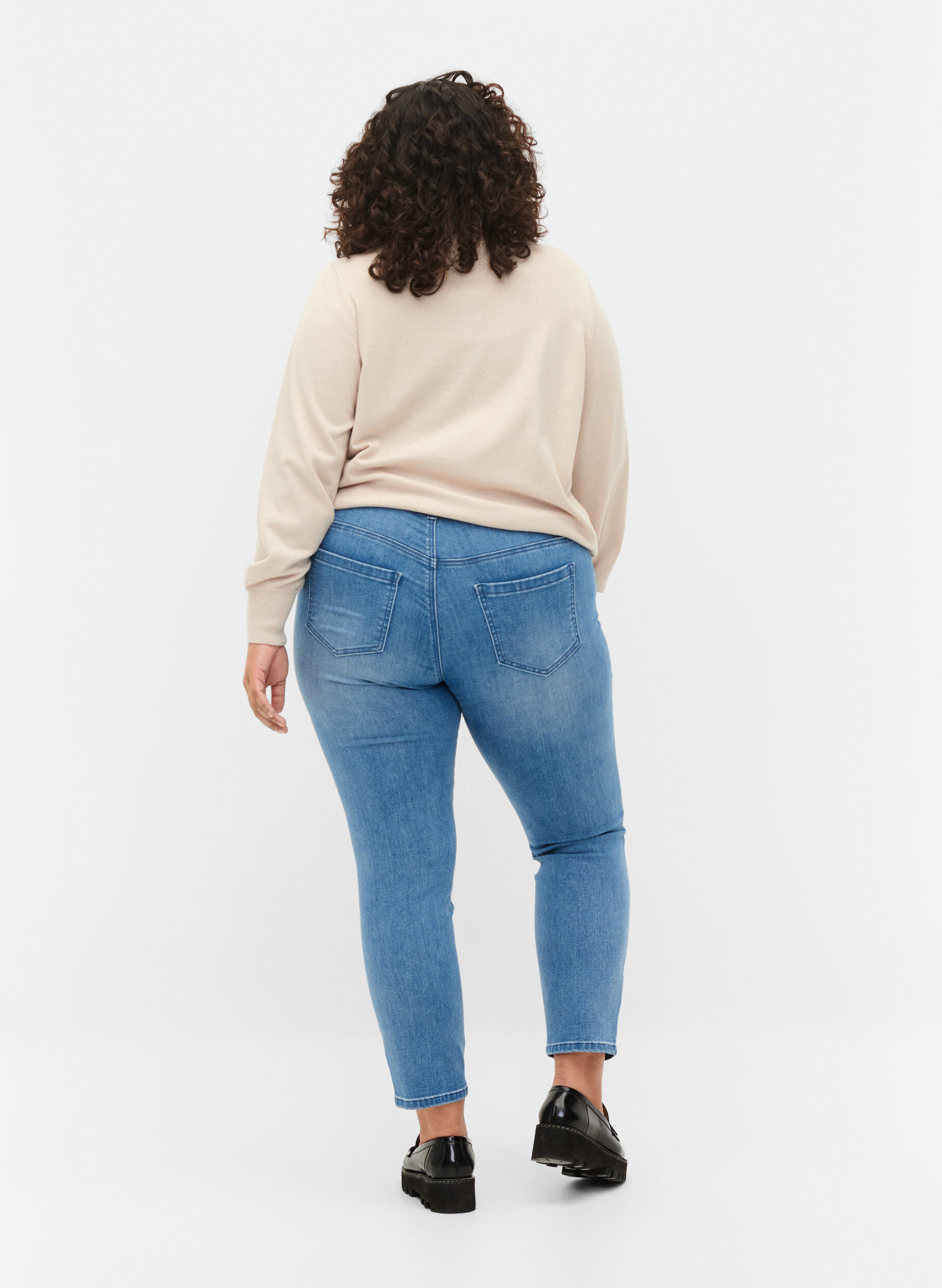 Zizzi Croppade Emily jeans med broderi, Blue denim, Model image number 1