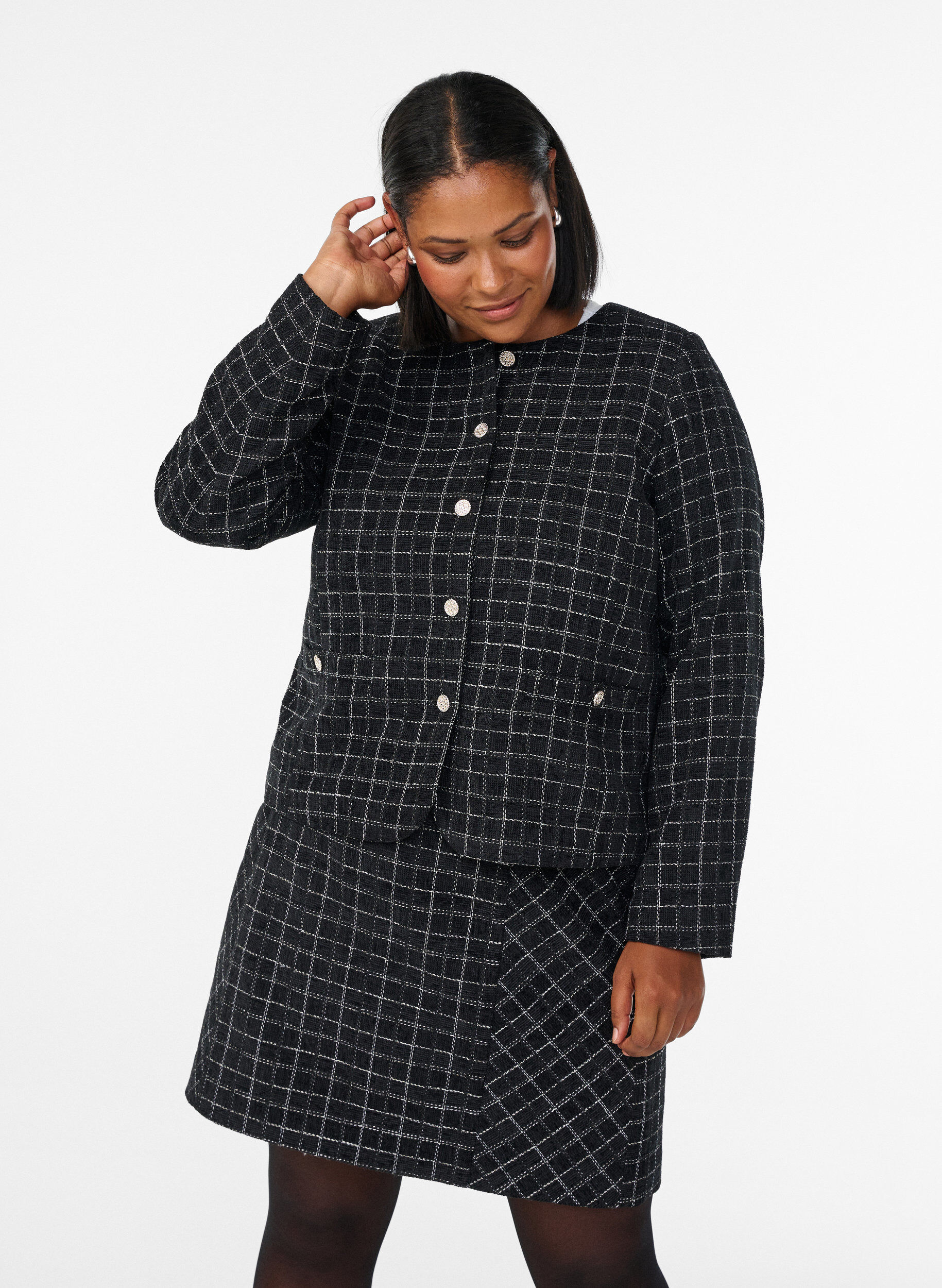 Kort kavaj i rutig boucl&eacute; med rund hals, Svart, Model