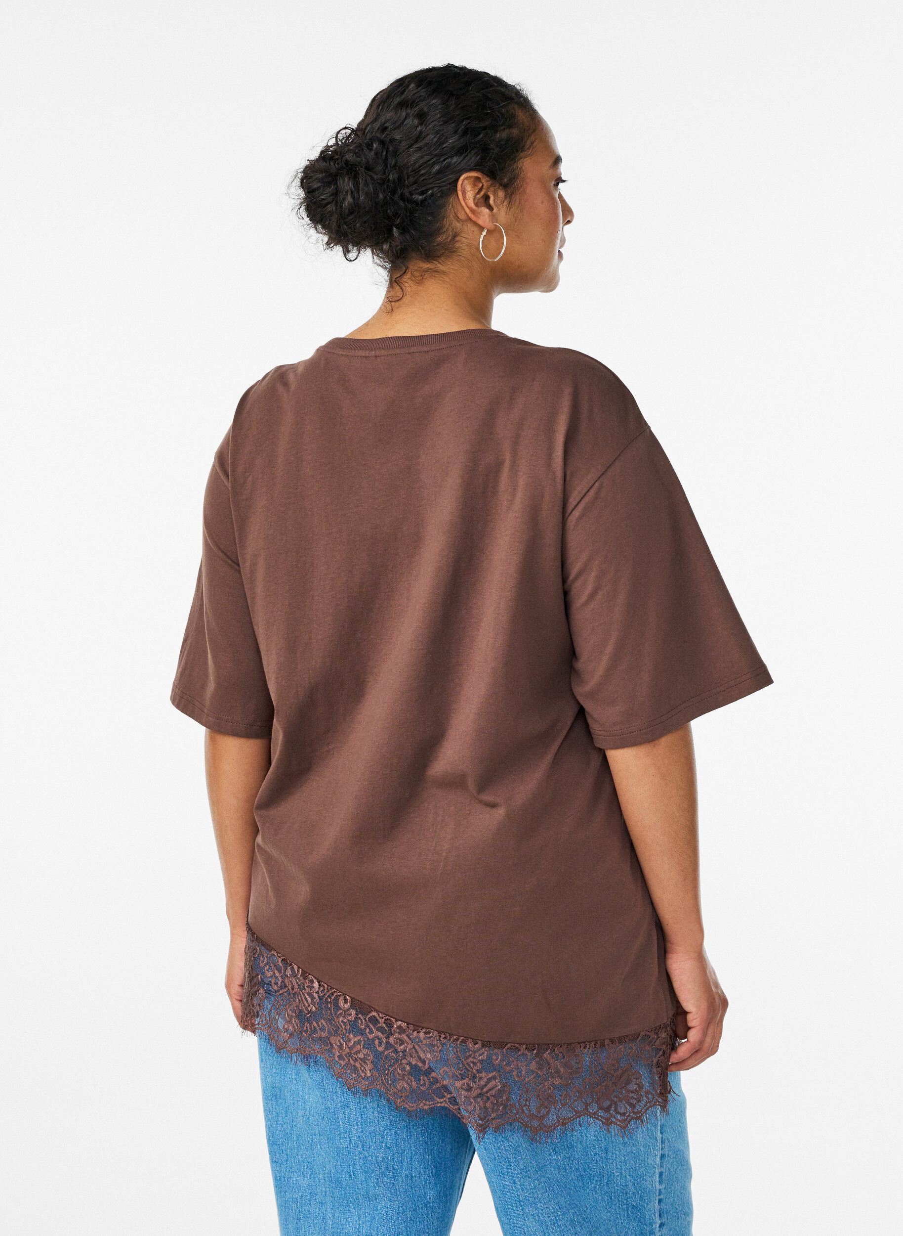 Zizzi T-shirt med asymmetrisk spetskant, Brun, Model image number 2