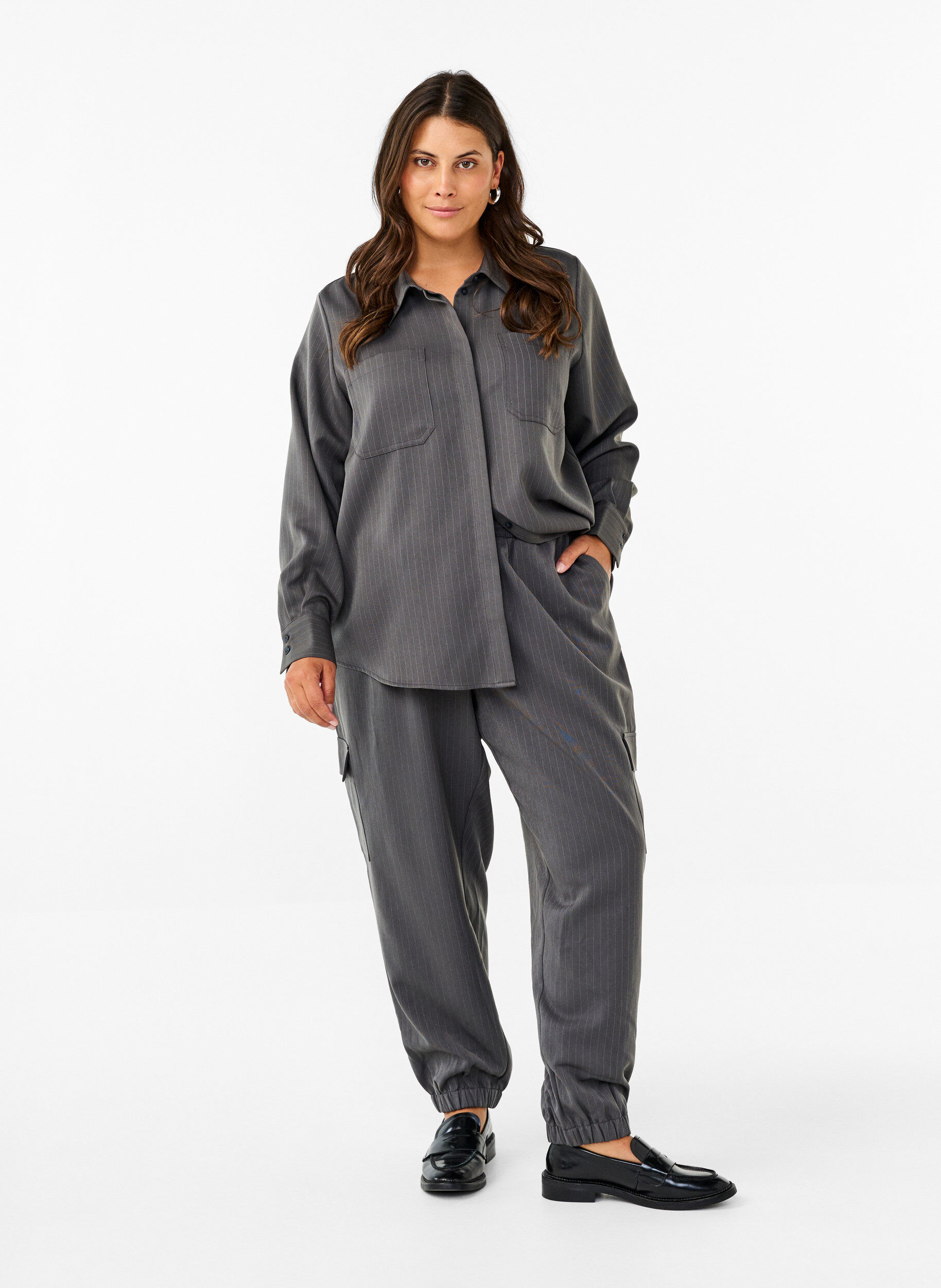 Zizzi Kritstrecksrandig skjorta med krage och br&ouml;stfickor, Dark Shadow Pin St., Model image number 2