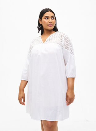 Klänning i bomullsblandning med linne och virkade detaljer, Bright White, Model image number 0