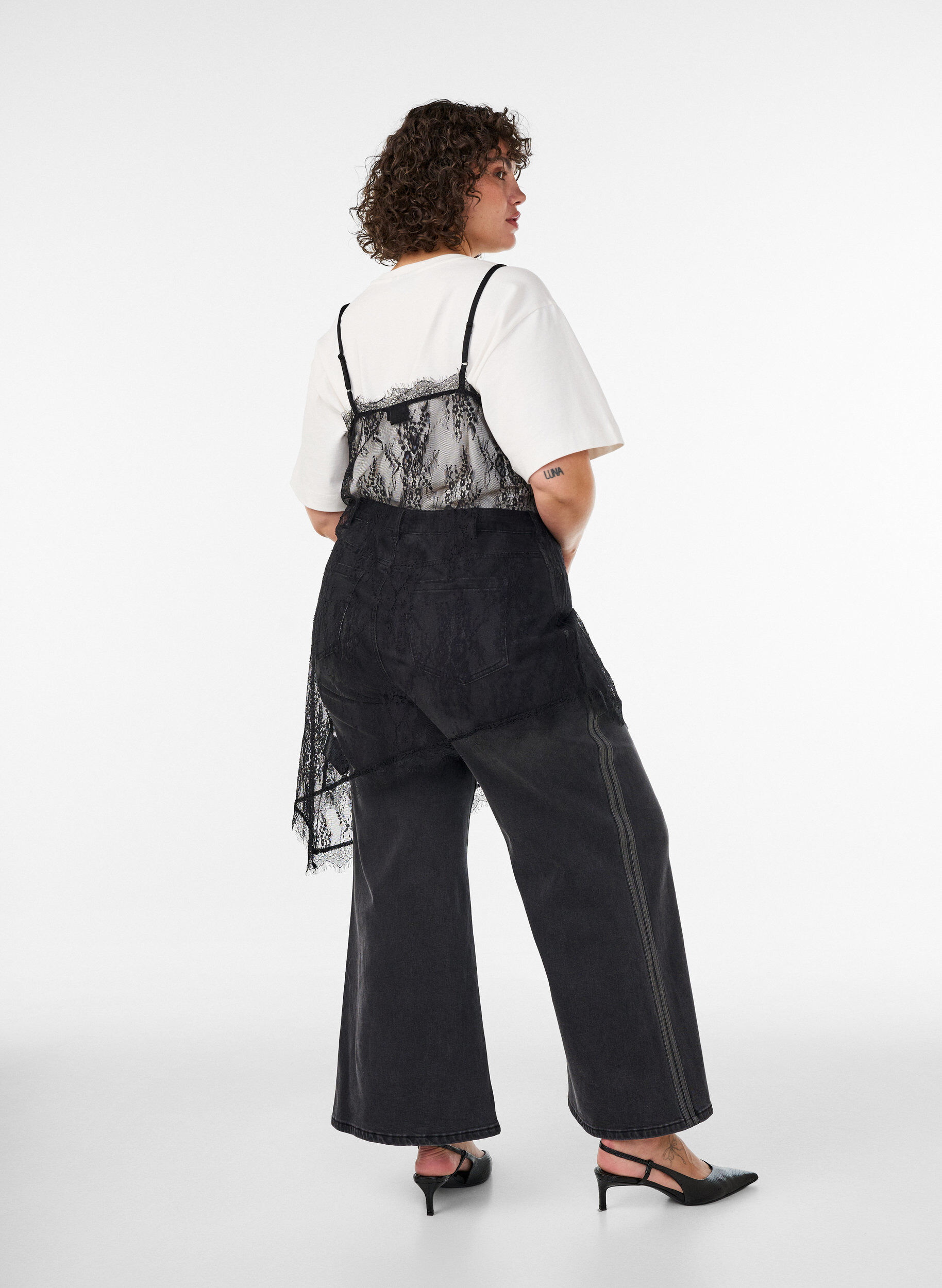 ZizziKl&auml;nning i spets med asymmetrisk sk&auml;rning, Svart, Model image number 2