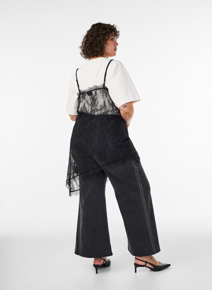 Kl&auml;nning i spets med asymmetrisk sk&auml;rning, Svart, Model image number 2