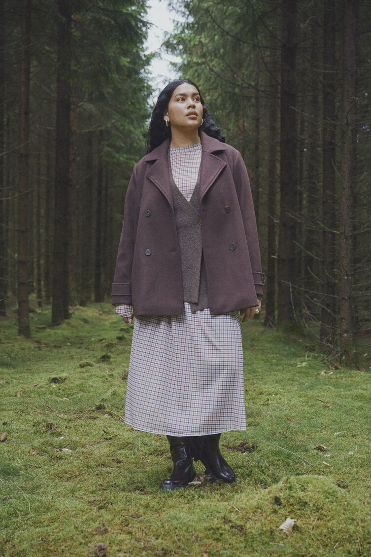 Skogsromantisk elegans i b&auml;rtoner, , Model