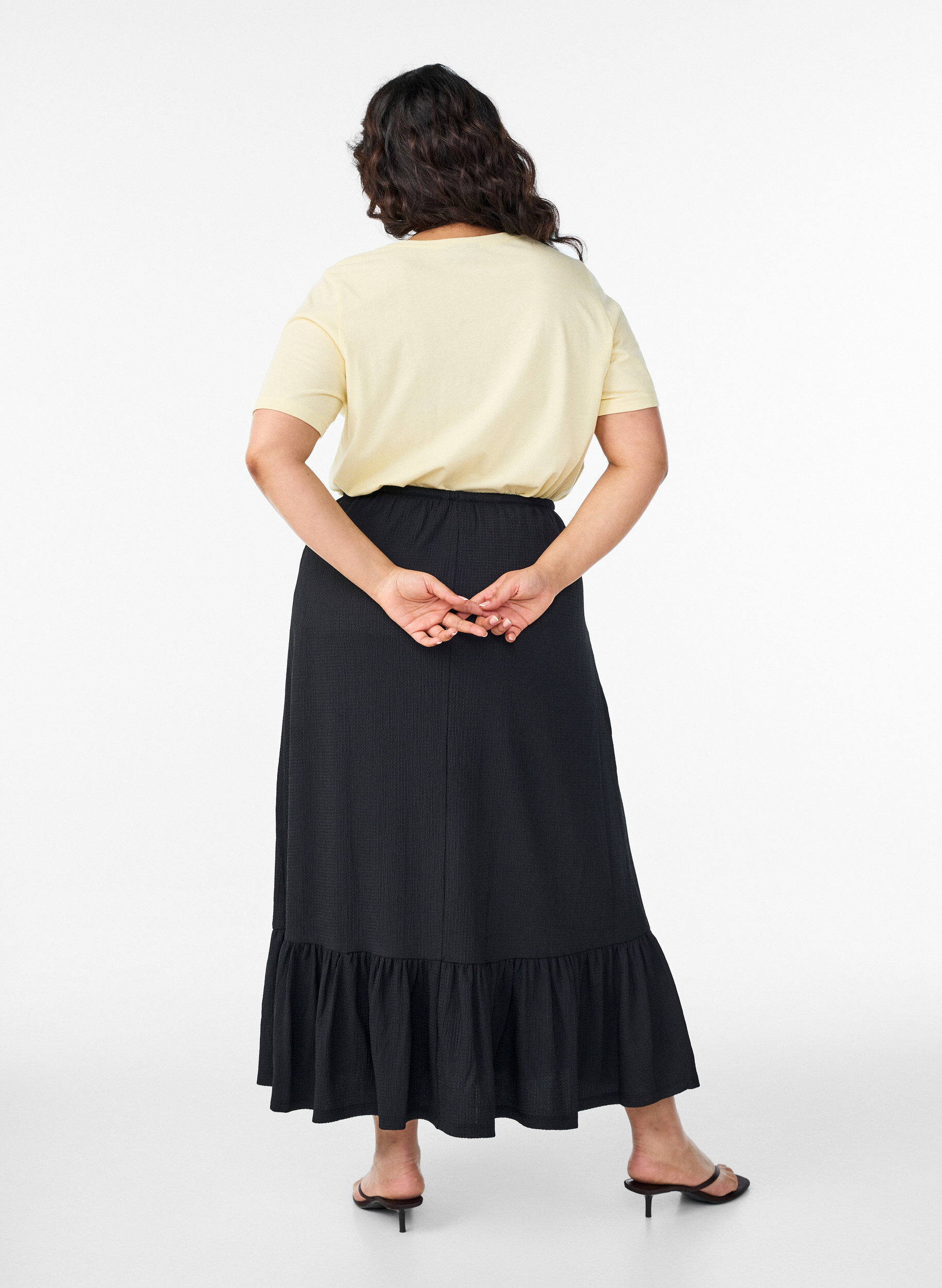 ZizziL&aring;ngkjol med knytsk&auml;rp och volangkant, Svart, Model image number 1