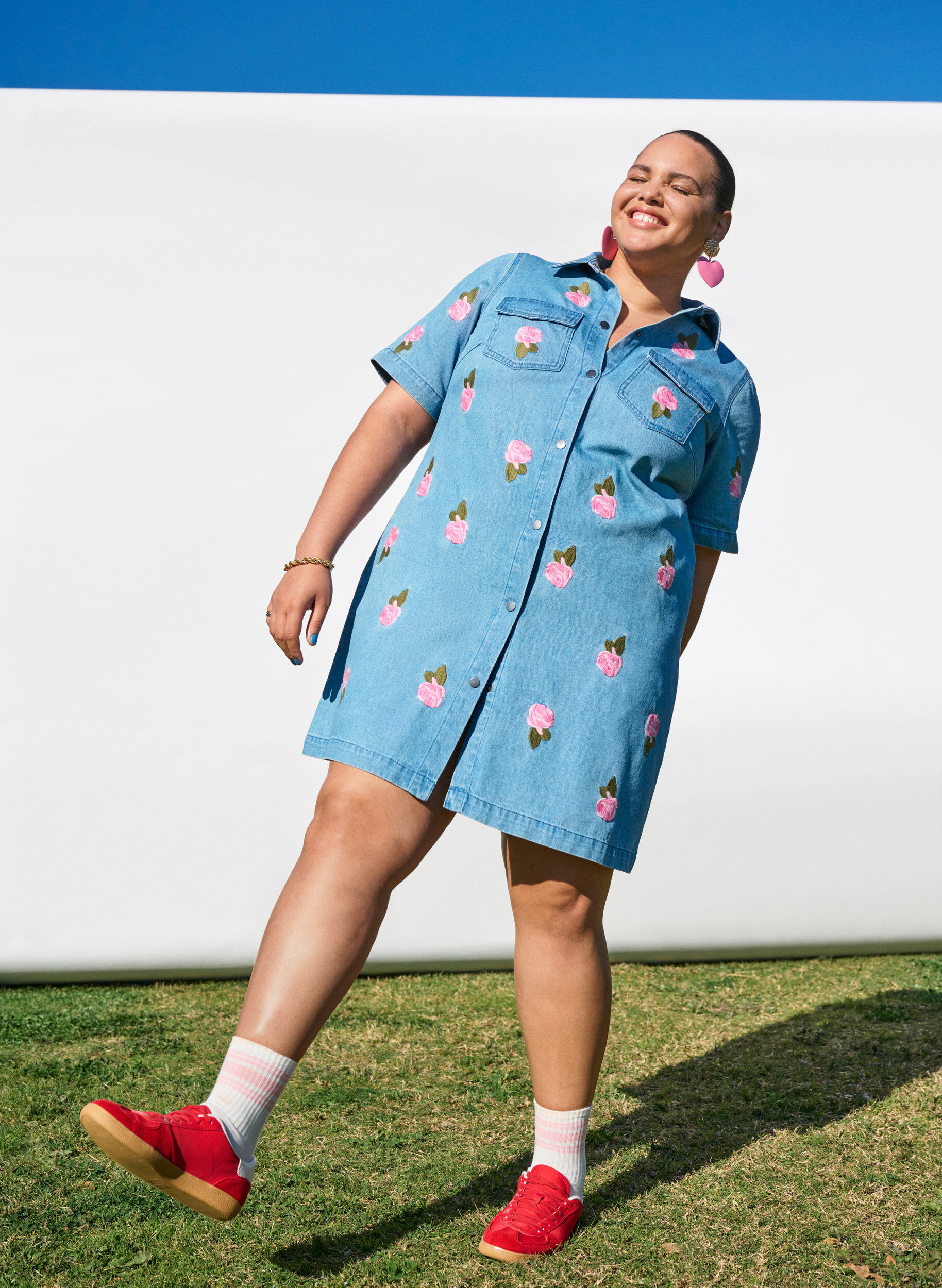 Zizzi Kort jeanskl&auml;nning med broderade blommor, LBD w. Flower, Image image number 0