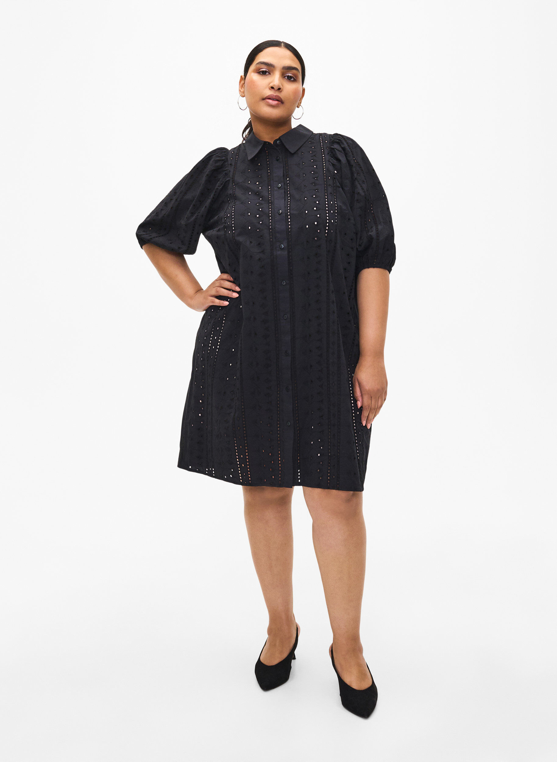 Zizzi Skjortkl&auml;nning i bomull med broderi anglaise, Black, Model image number 2