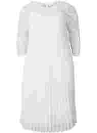 Plisserad klänning med spets och 3/4-ärmar, Bright White