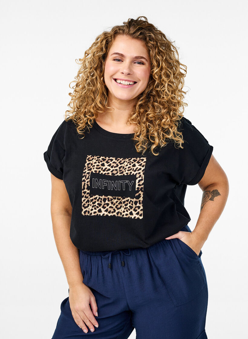 T-shirt med leopardmönster och text, Black Leo, Model image number 0
