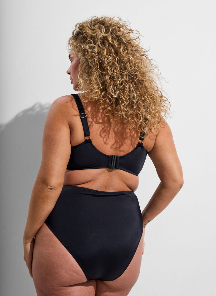 Tai-bikinitrosa med h&ouml;g midja och gulddetalj, Svart, Model image number 1