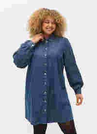 Denim skjortklänning i bomull, Dark blue denim, Model